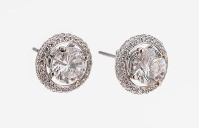 Image Paar 18 kt Gold Brillant-Ohrstecker, WG 750/000, 2 Brillanten zus. ca. 2.01 ct, 1 x ...