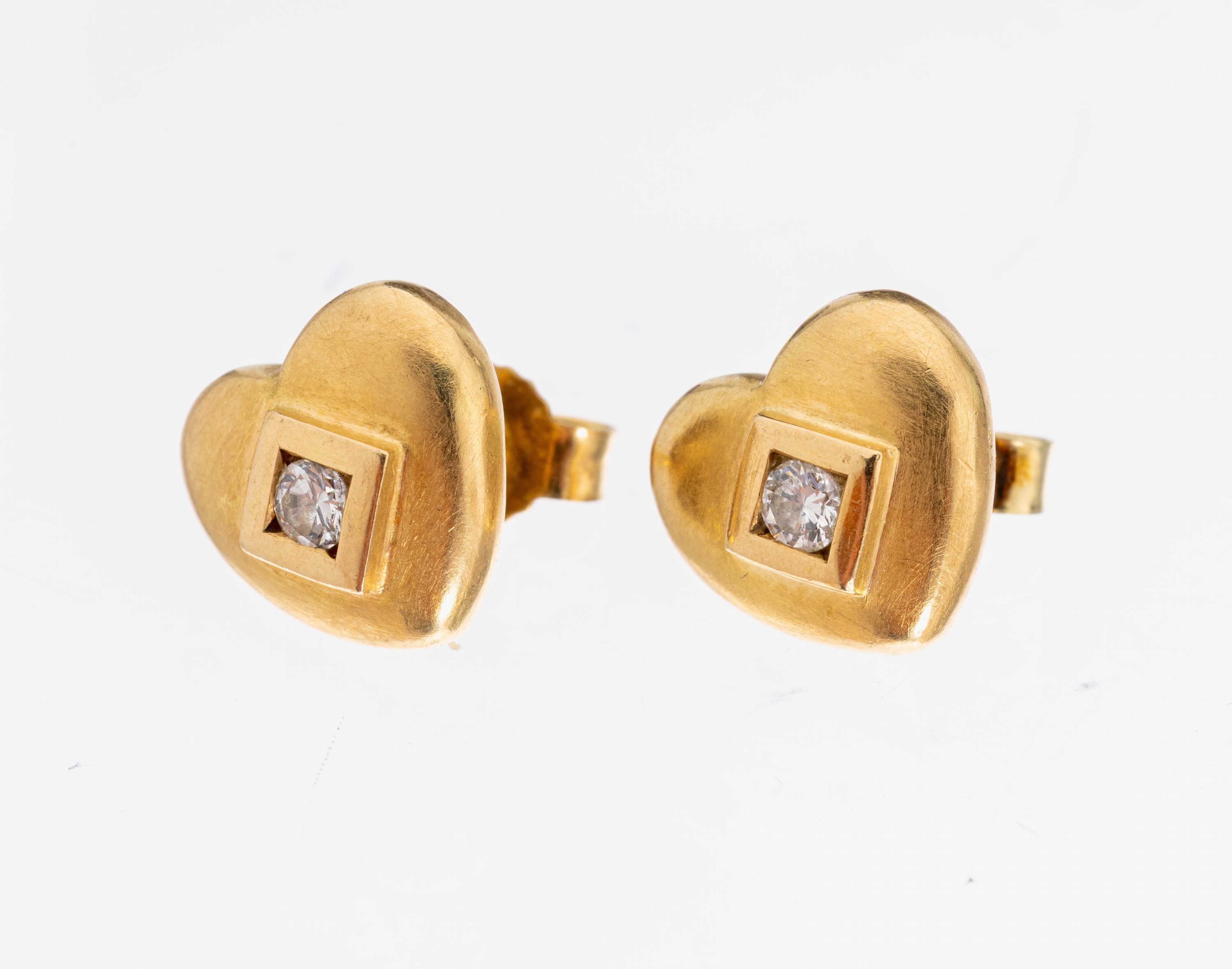 Paar 14 kt Gold Brillant-Ohrstecker, GG 585/000, part. sat., Herzen, 2 Brillanten zus.ca. 0.12 ct Weiß/si, ca. 4.3 g, Reinigung empfohlen