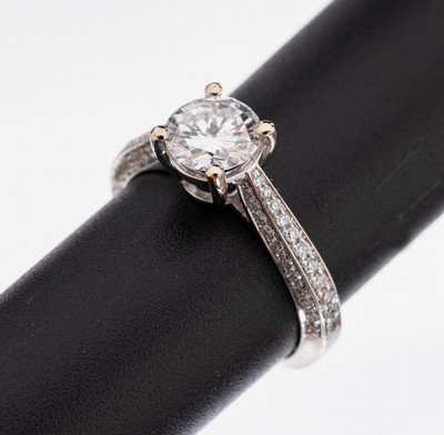 Image 18 kt Gold Brillant-Ring, WG 750/000, mittig Brillant ca. 1.06 ct hochfeines ...
