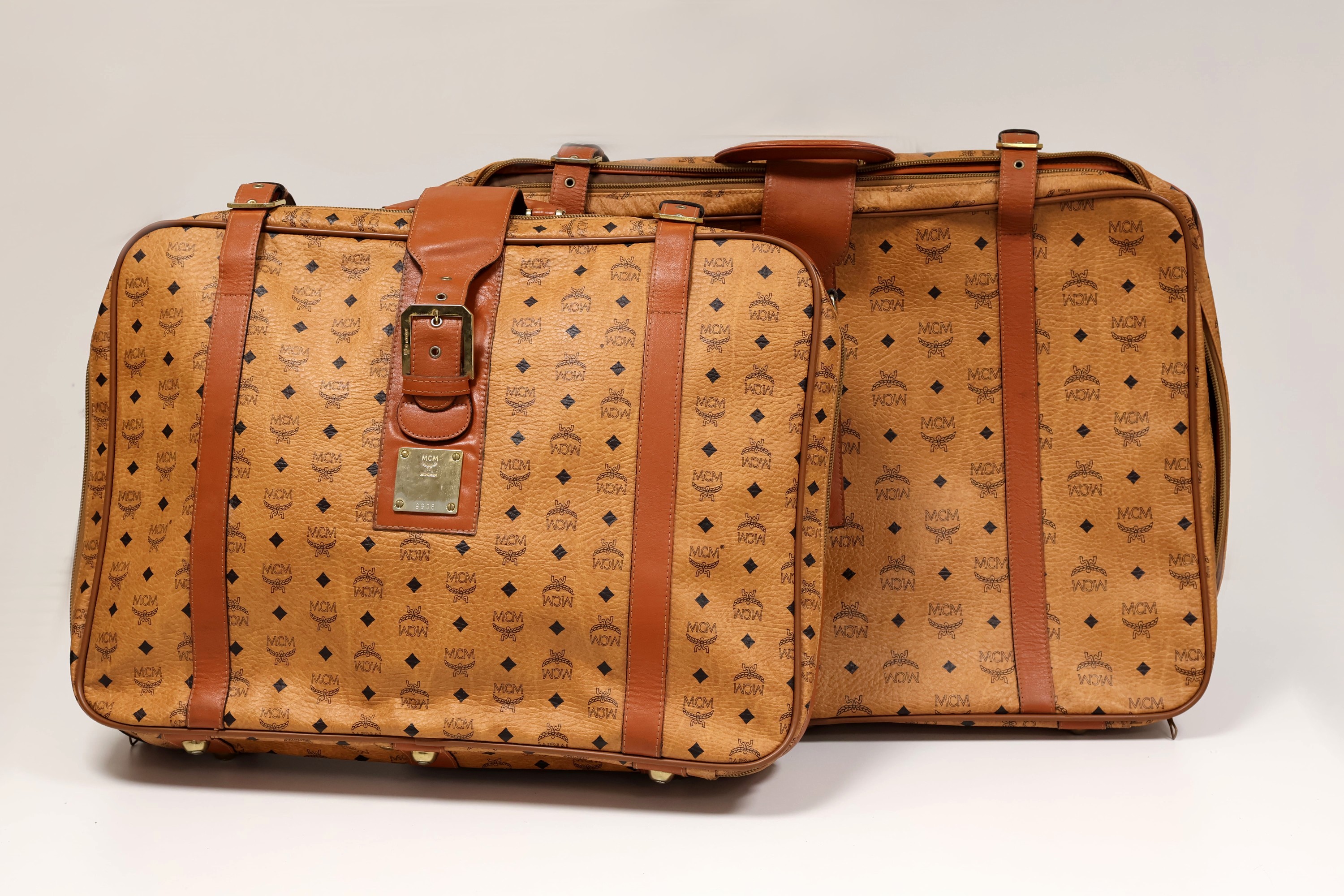 Detail a: Set 2 MCM Reisekoffer, Canvas Leder, Tragegriffe und Monturen aus sattelbraunem Leder ausgeführt, Beschläge Messing, umlaufende 2-Wege Zipper, ...