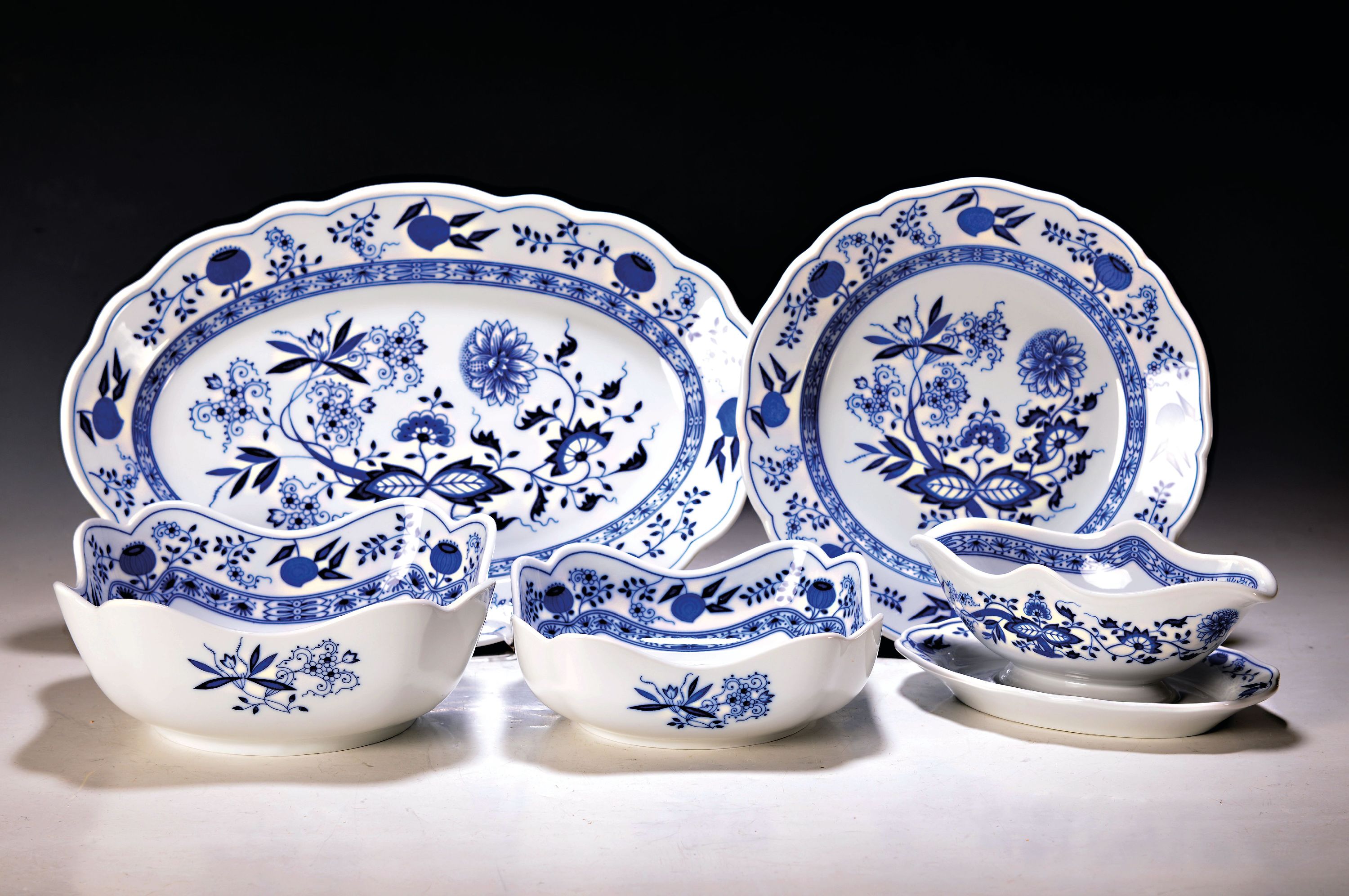 Detail a: Tafelservice Hutschenreuther, Zwiebelmuster, für 12 Personen, 12 Menueteller, 12 Suppenteller, 12 Dessertteller, 2 Saucieren, 4 ovale Platten, 3 ...