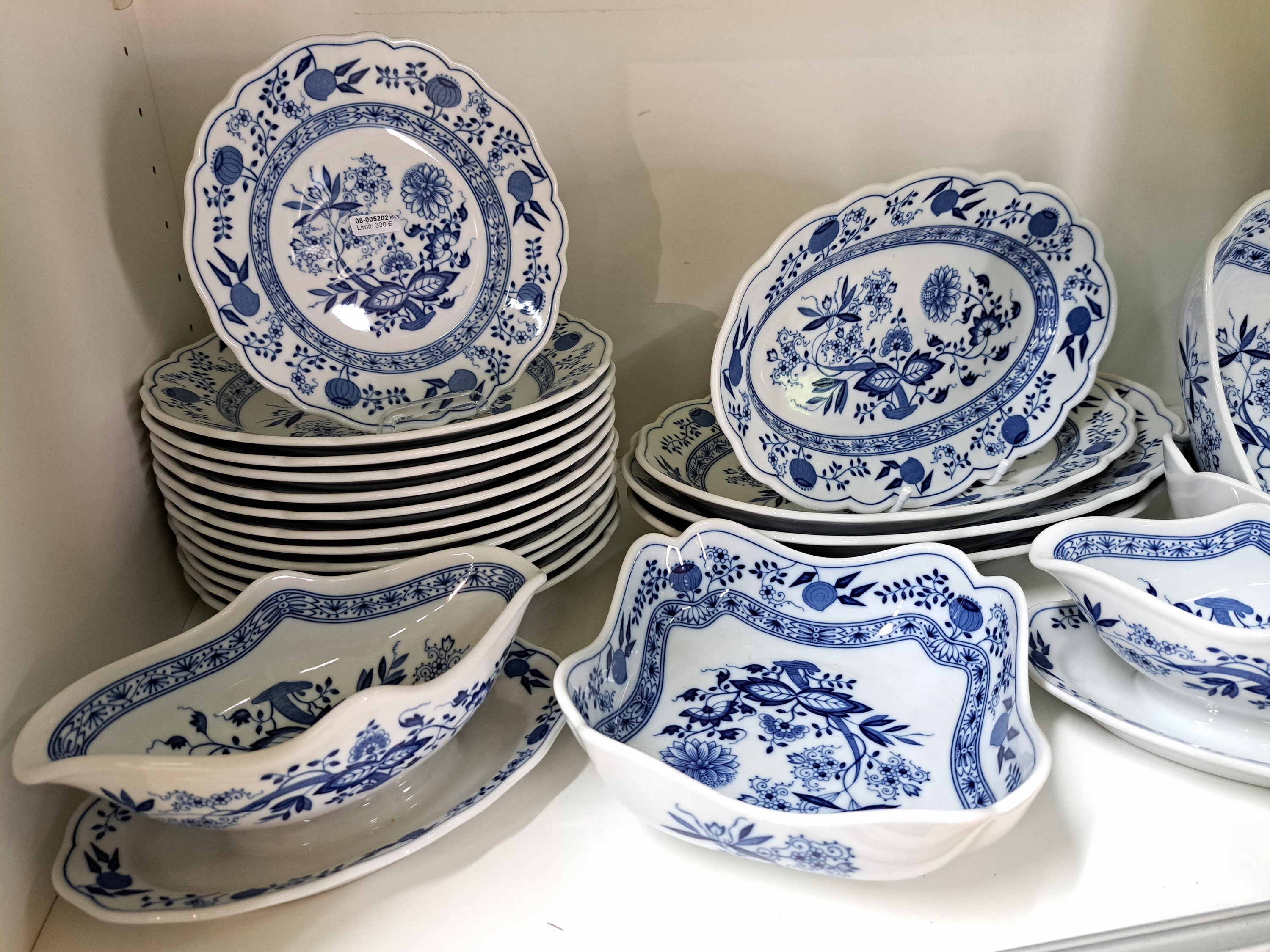 Detail b: Tafelservice Hutschenreuther, Zwiebelmuster, für 12 Personen, 12 Menueteller, 12 Suppenteller, 12 Dessertteller, 2 Saucieren, 4 ovale Platten, 3 ...