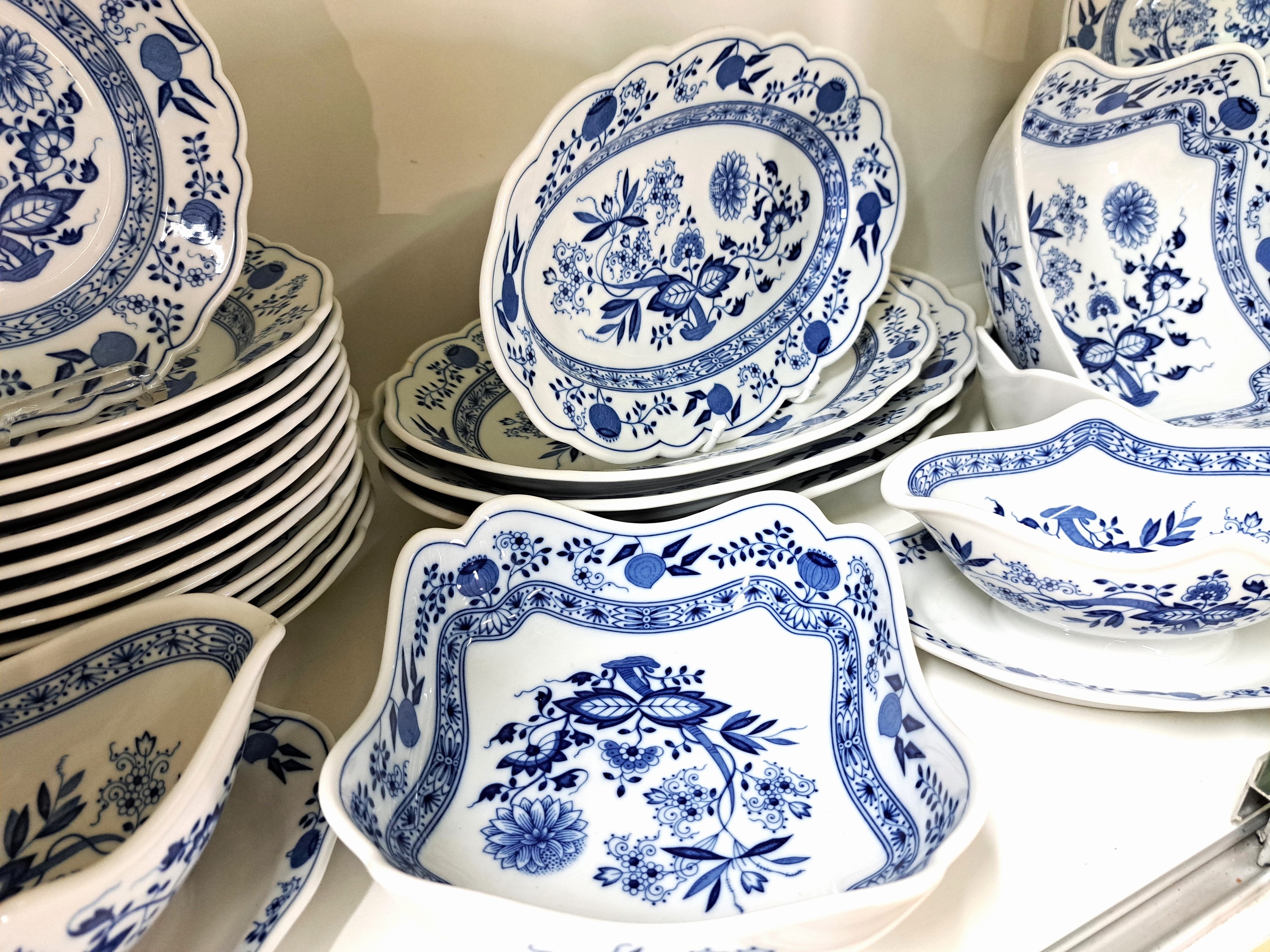 Detail c: Tafelservice Hutschenreuther, Zwiebelmuster, für 12 Personen, 12 Menueteller, 12 Suppenteller, 12 Dessertteller, 2 Saucieren, 4 ovale Platten, 3 ...