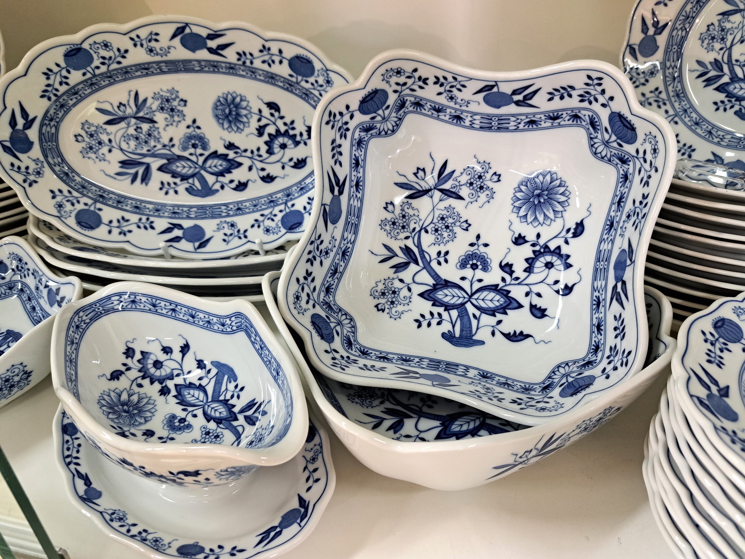Detail d: Tafelservice Hutschenreuther, Zwiebelmuster, für 12 Personen, 12 Menueteller, 12 Suppenteller, 12 Dessertteller, 2 Saucieren, 4 ovale Platten, 3 ...