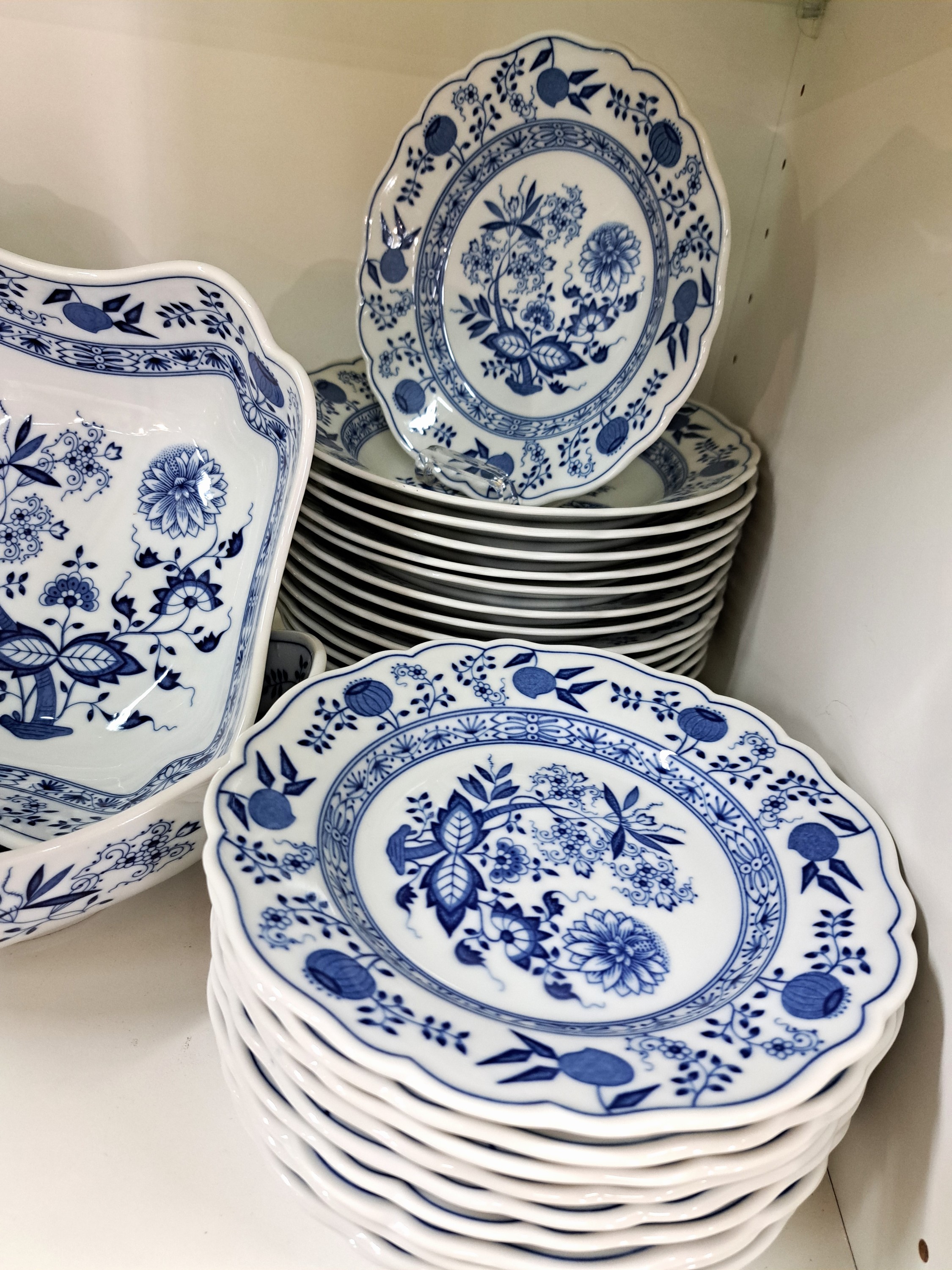 Detail e: Tafelservice Hutschenreuther, Zwiebelmuster, für 12 Personen, 12 Menueteller, 12 Suppenteller, 12 Dessertteller, 2 Saucieren, 4 ovale Platten, 3 ...