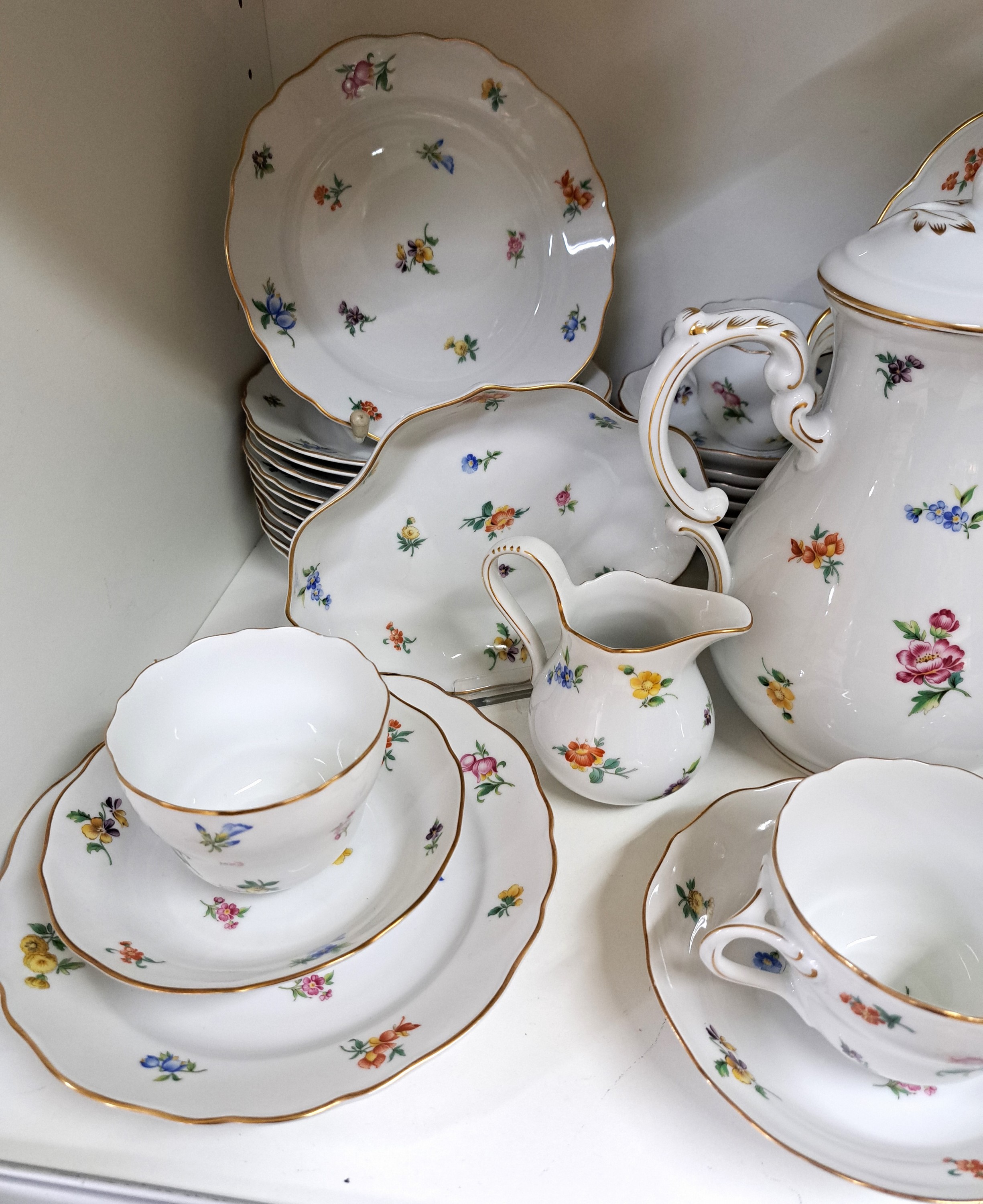 Detail a: Kaffeeservice für 12 Personen, Hutschenreuther, Dekor gestreute Blumen, Goldränder, Kaffeekanne, Zuckerdose, Milchkännchen, 12 Tassen mit 12 ...