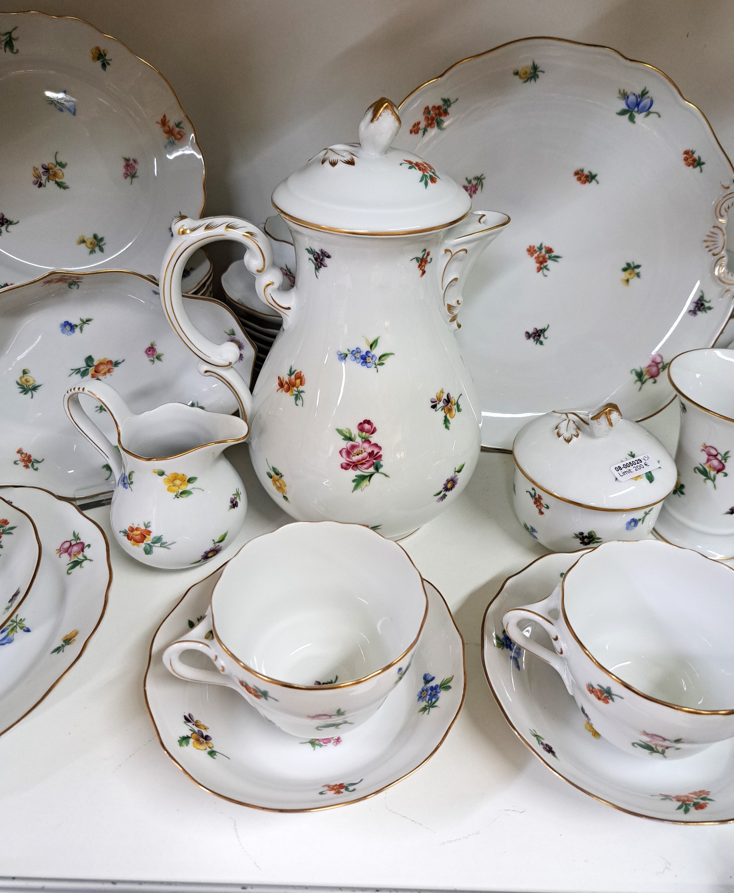 Detail b: Kaffeeservice für 12 Personen, Hutschenreuther, Dekor gestreute Blumen, Goldränder, Kaffeekanne, Zuckerdose, Milchkännchen, 12 Tassen mit 12 ...