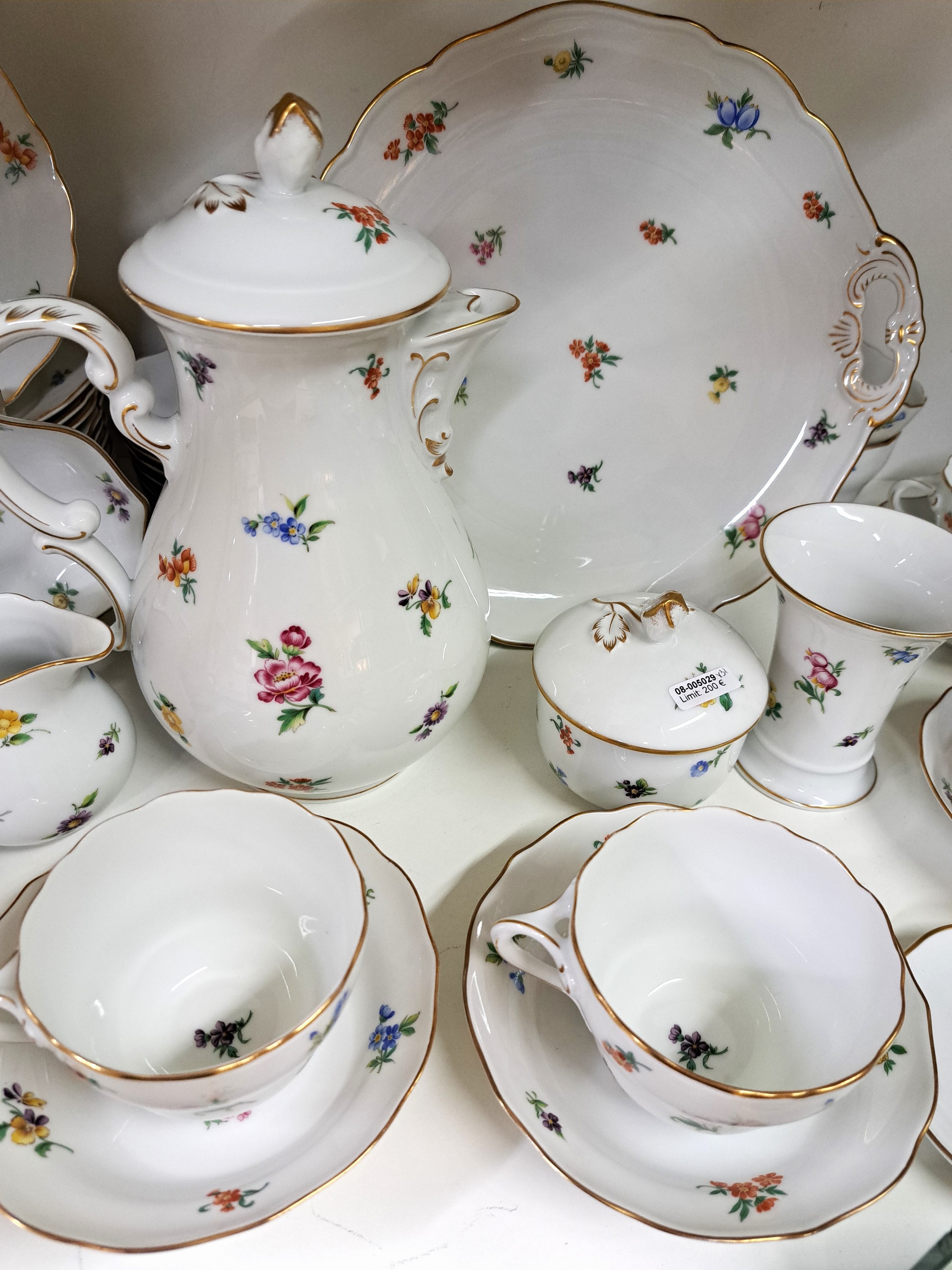 Detail c: Kaffeeservice für 12 Personen, Hutschenreuther, Dekor gestreute Blumen, Goldränder, Kaffeekanne, Zuckerdose, Milchkännchen, 12 Tassen mit 12 ...