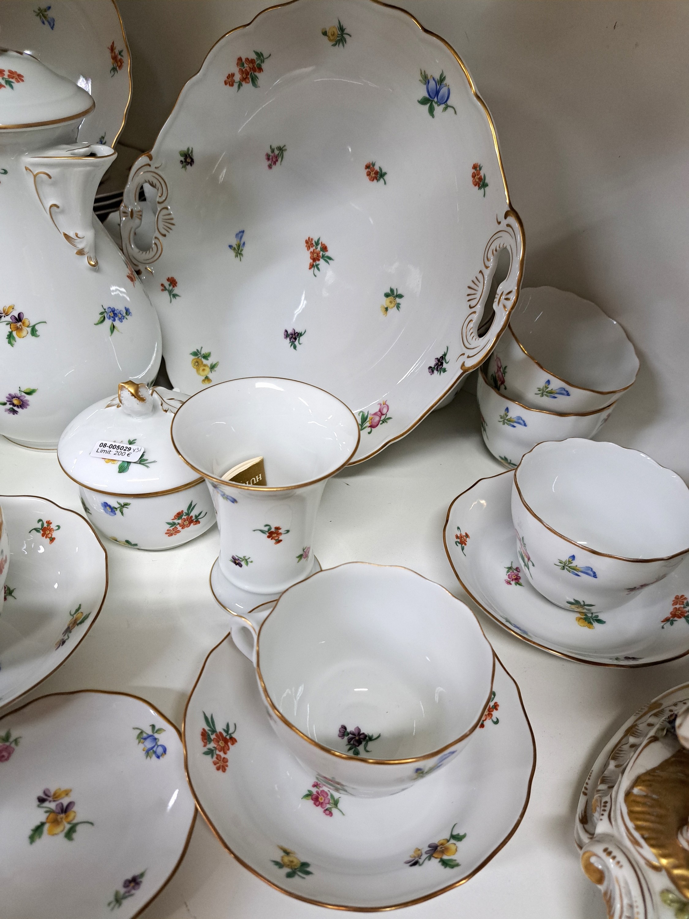 Detail d: Kaffeeservice für 12 Personen, Hutschenreuther, Dekor gestreute Blumen, Goldränder, Kaffeekanne, Zuckerdose, Milchkännchen, 12 Tassen mit 12 ...