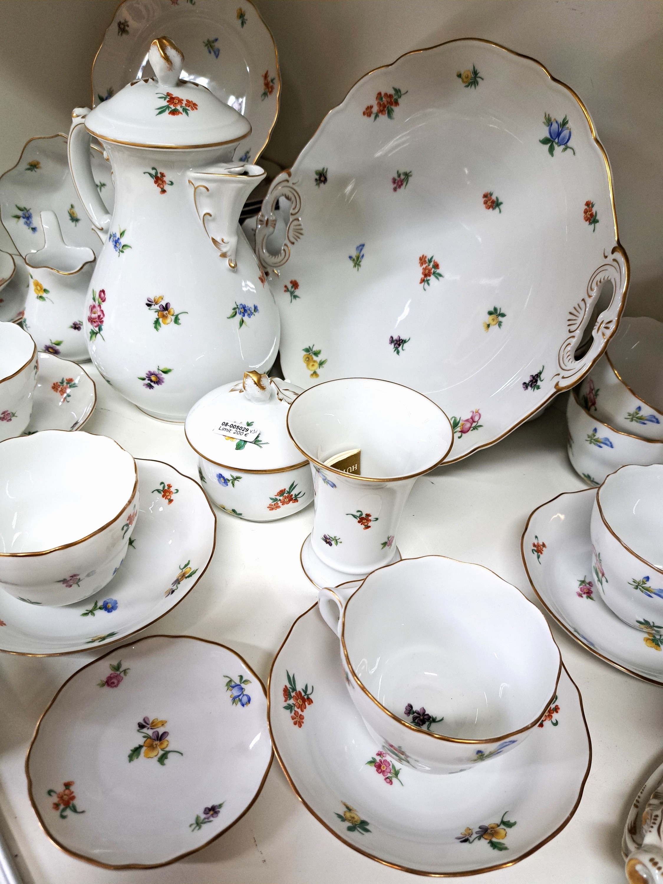 Detail e: Kaffeeservice für 12 Personen, Hutschenreuther, Dekor gestreute Blumen, Goldränder, Kaffeekanne, Zuckerdose, Milchkännchen, 12 Tassen mit 12 ...