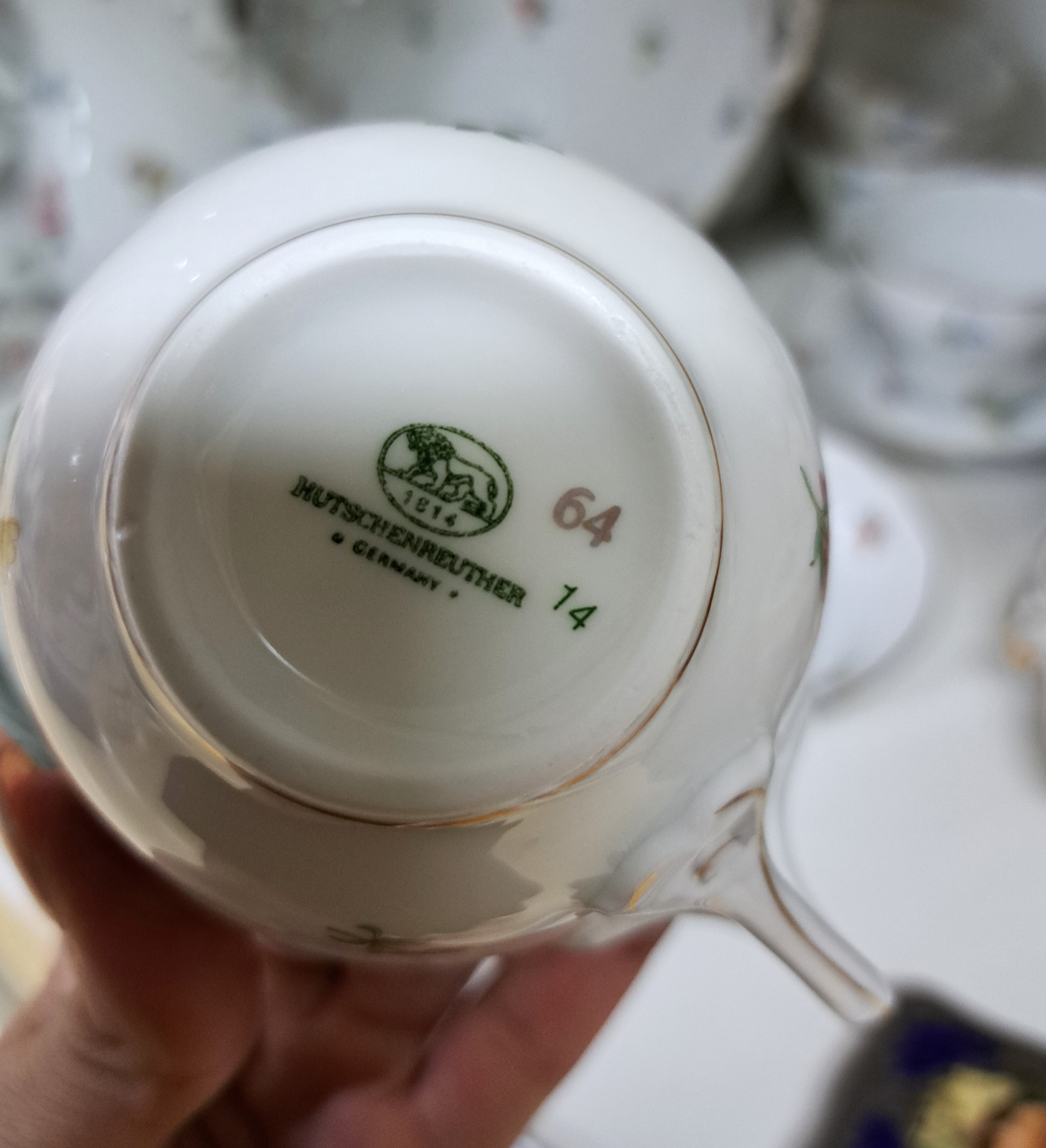 Detail f: Kaffeeservice für 12 Personen, Hutschenreuther, Dekor gestreute Blumen, Goldränder, Kaffeekanne, Zuckerdose, Milchkännchen, 12 Tassen mit 12 ...