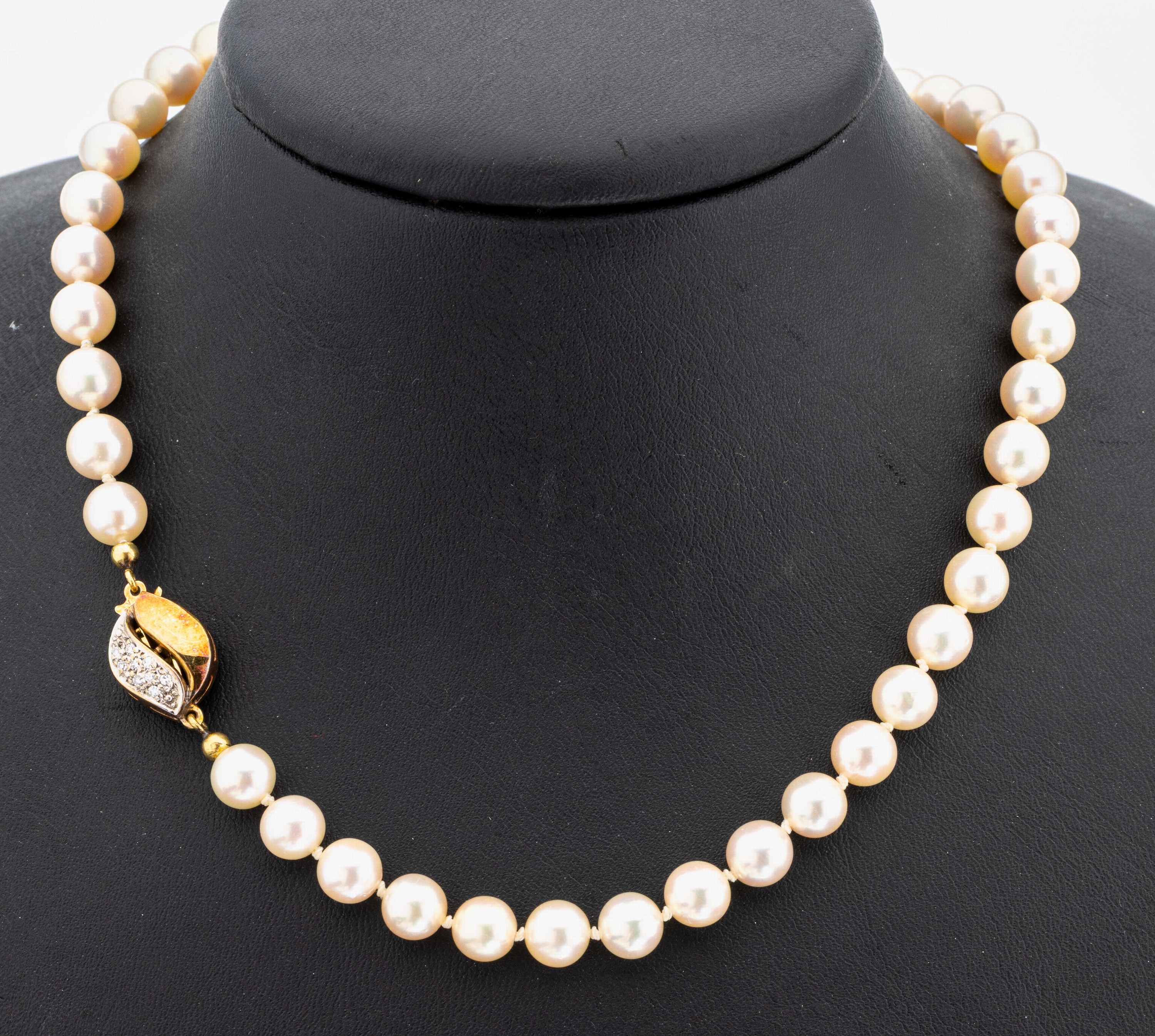 Zuchtperl-Collier mit 14 kt Gold Diamant- Schmuckschließe, GG/WG 585/000, cremefarb. Akoyazuchtperlen. D. ca. 7 mm, schönes Lüster,Schließe mit ...