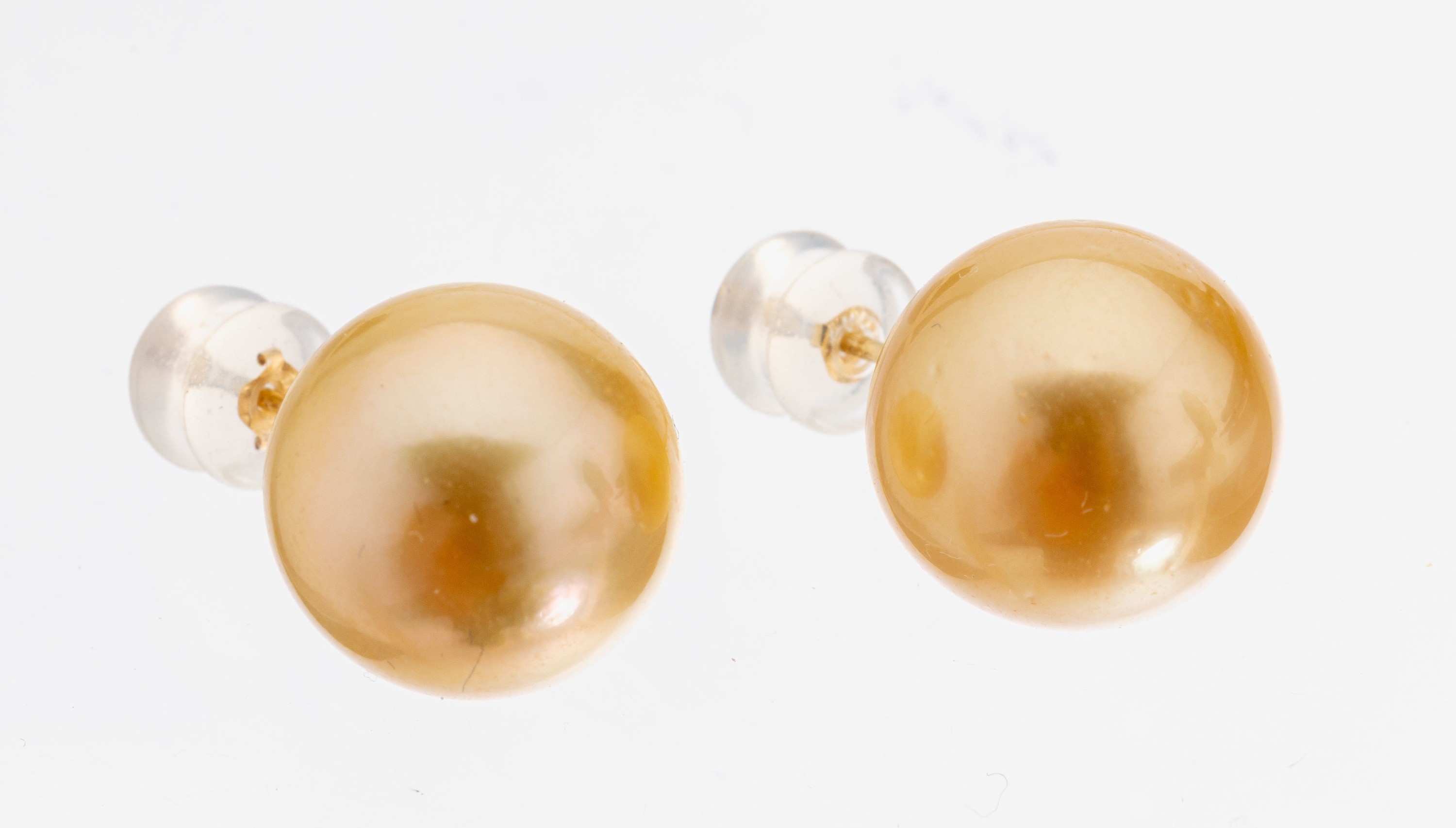 Paar 14 kt Gold Perl-Ohrstecker, GG 585/000, 2 goldfarbene Südseezuchtperlen, D. ca. 13 mm, gefärbt, nat. Merkmale, Brisuren aus Gummi, mit ...