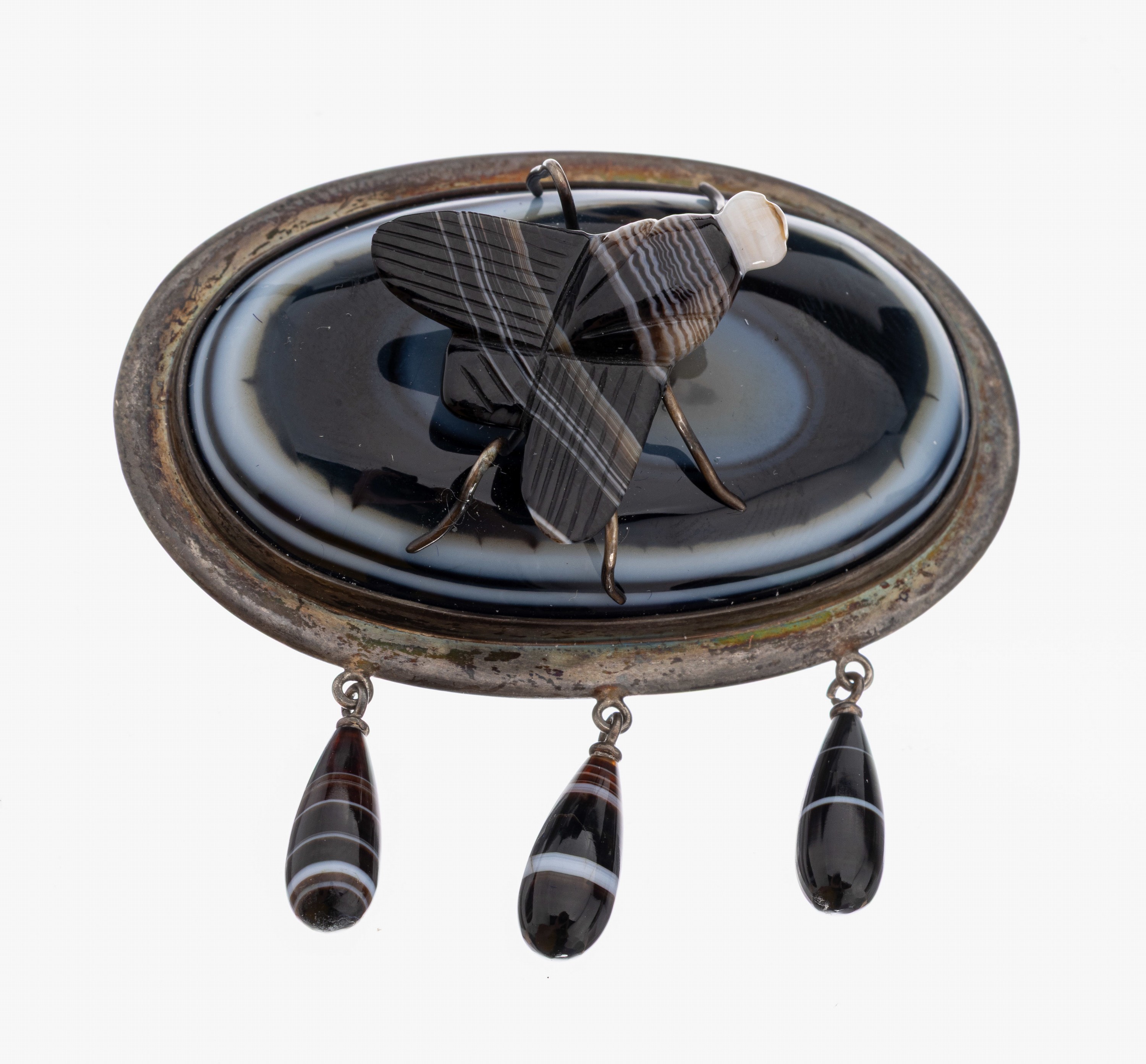 Achat-Brosche, Idar-Oberstein um 1880-1900, Silber gepr., ovaler Achat-Cabochon mit plastischer Fliege, geschnitten und geschliffen, 3 bewegl. ...