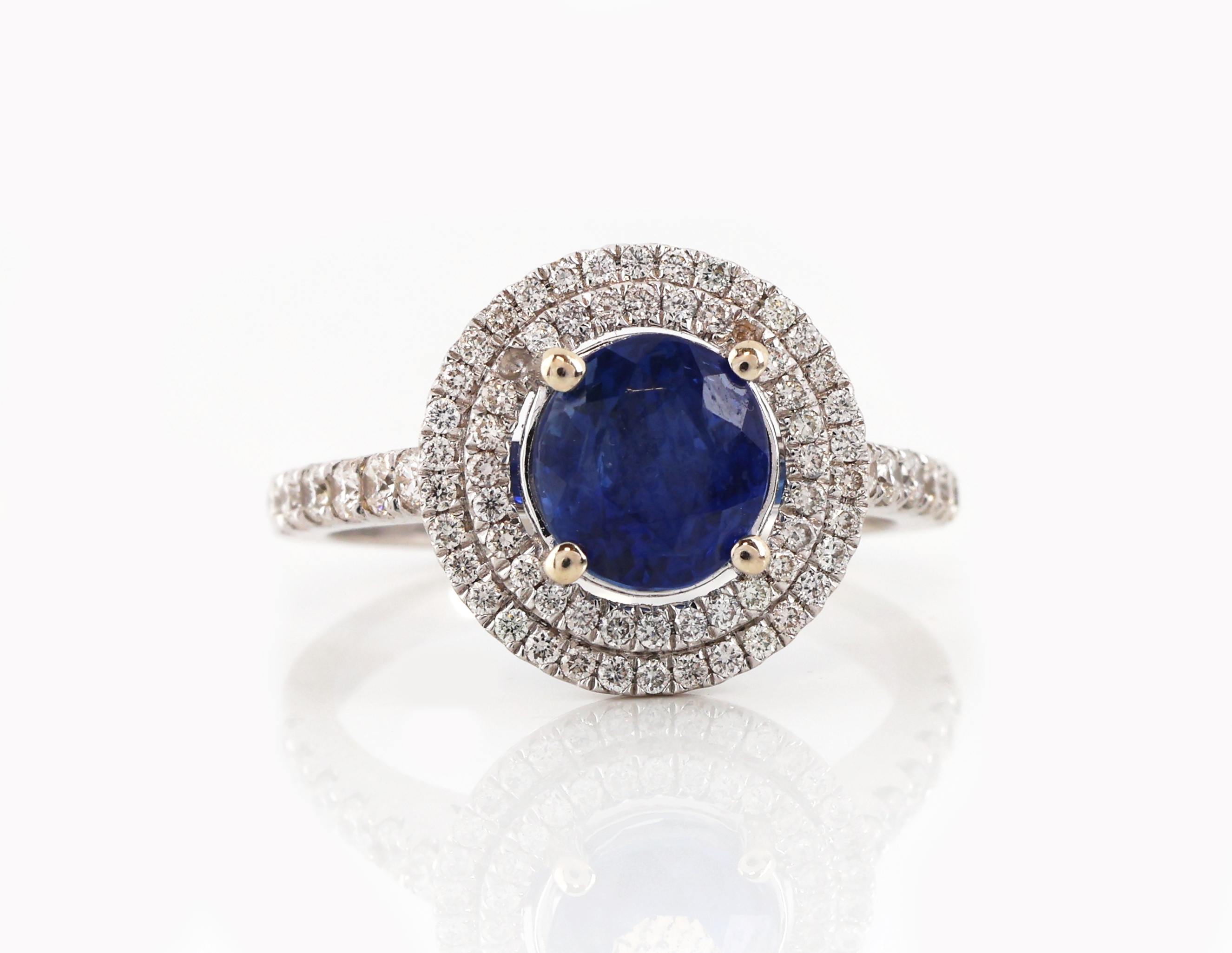 Detail a: 18 kt Gold Saphir-Brillant-Ring, WG 750/000, mittig Saphir von schöner Farbe ca. 2.00 ct, umgeben von Brillanten zus. ca. 0.53 ct feines ...
