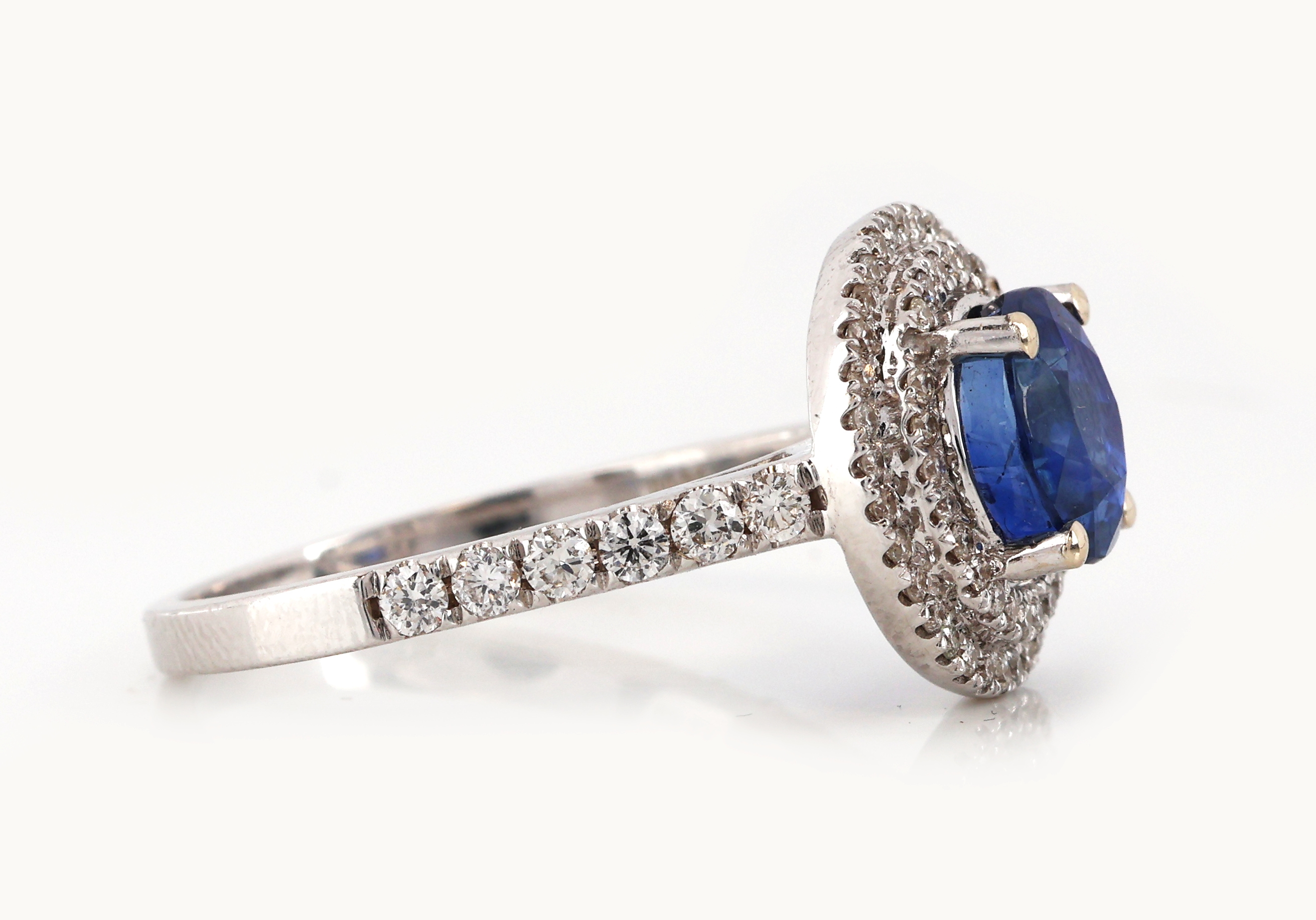 Detail b: 18 kt Gold Saphir-Brillant-Ring, WG 750/000, mittig Saphir von schöner Farbe ca. 2.00 ct, umgeben von Brillanten zus. ca. 0.53 ct feines ...