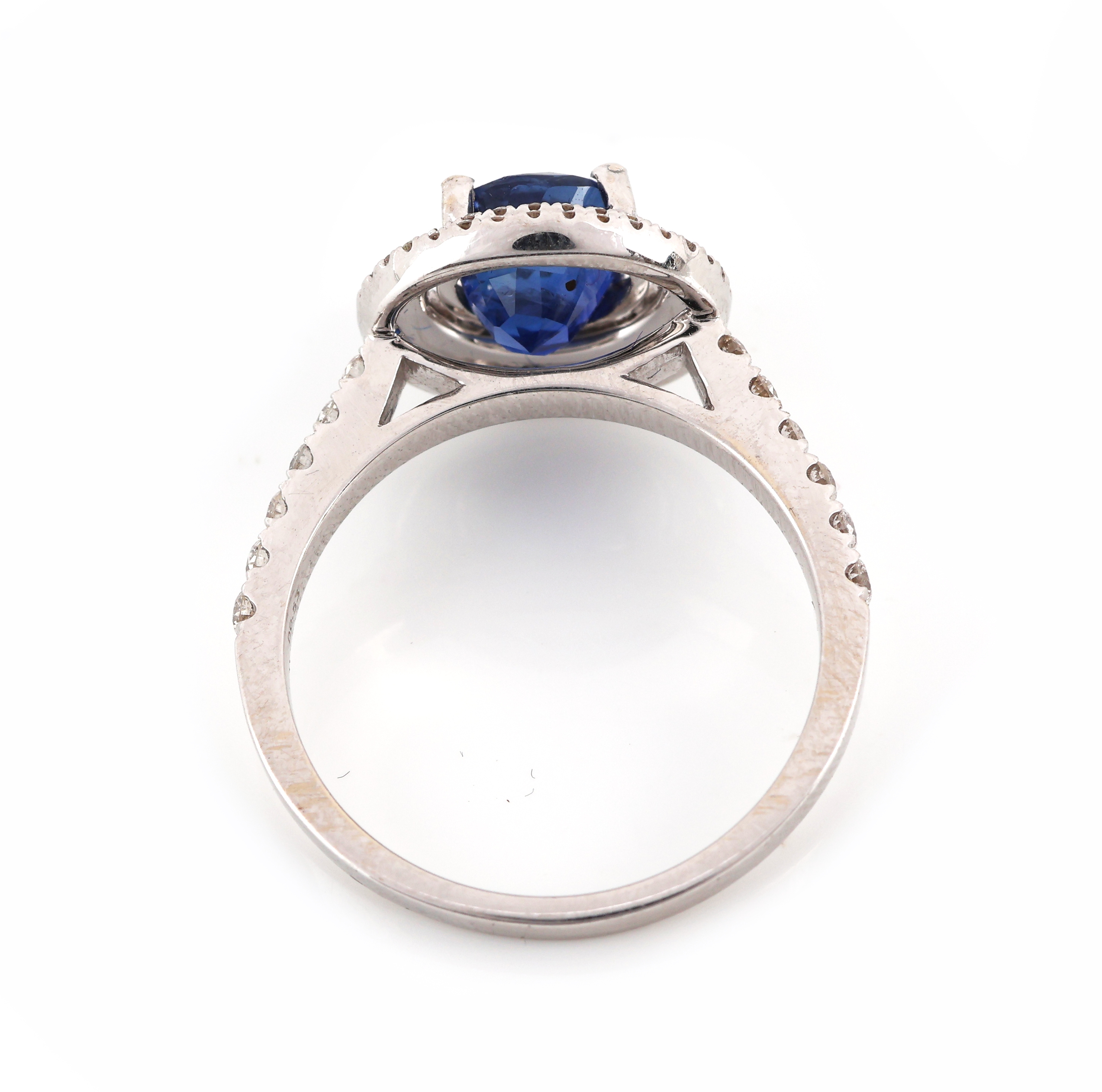 Detail c: 18 kt Gold Saphir-Brillant-Ring, WG 750/000, mittig Saphir von schöner Farbe ca. 2.00 ct, umgeben von Brillanten zus. ca. 0.53 ct feines ...