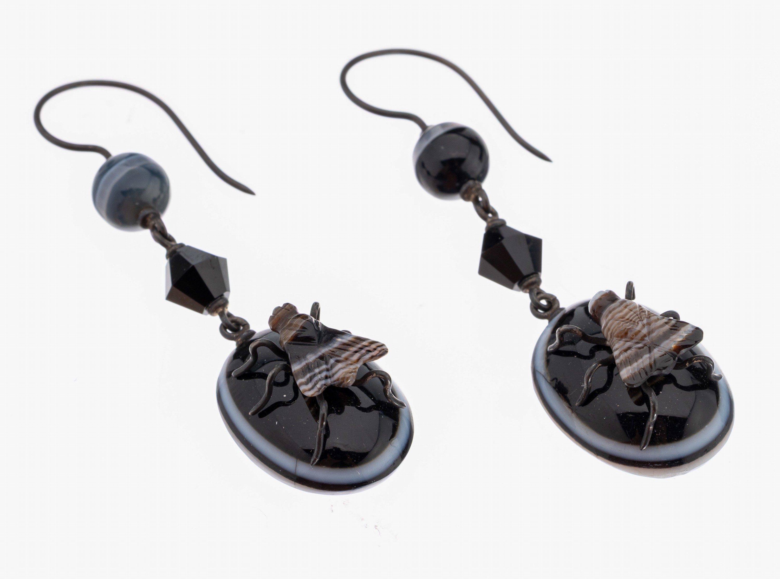 Paar Achat-Ohrhänger, Idar-Oberstein, um 1880-1900, länglich bewegl., Achate in versch. Größen und Formen, aufgelegte vollplastische Fliegen, ...