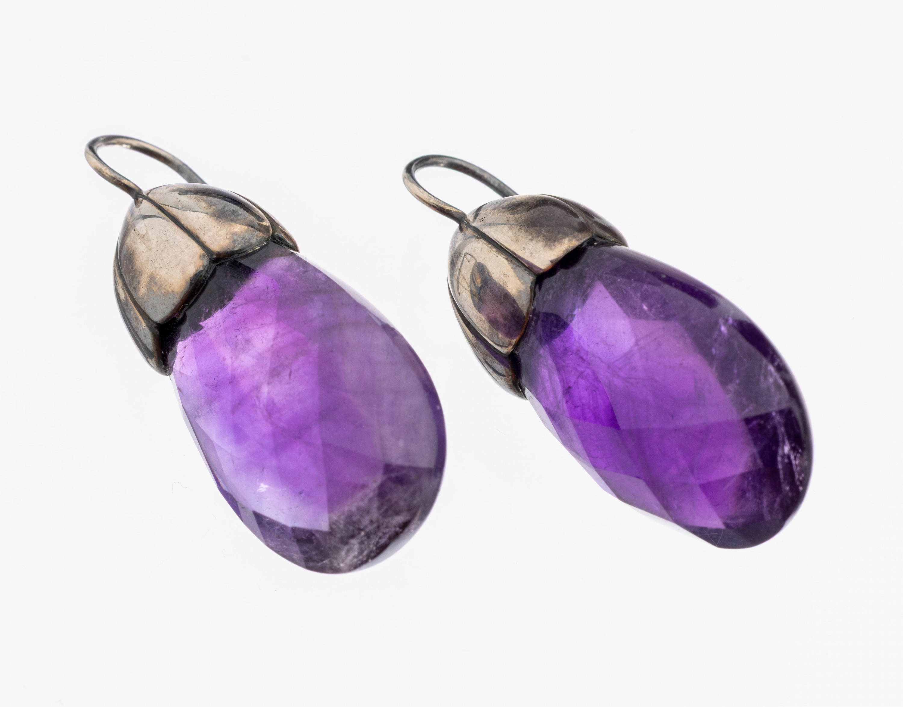 Paar Amethyst-Ohrhänger, Monturen Silber, schauseitig facett. Amethyste, L. ca. 4 cm, ca. 17.2 g