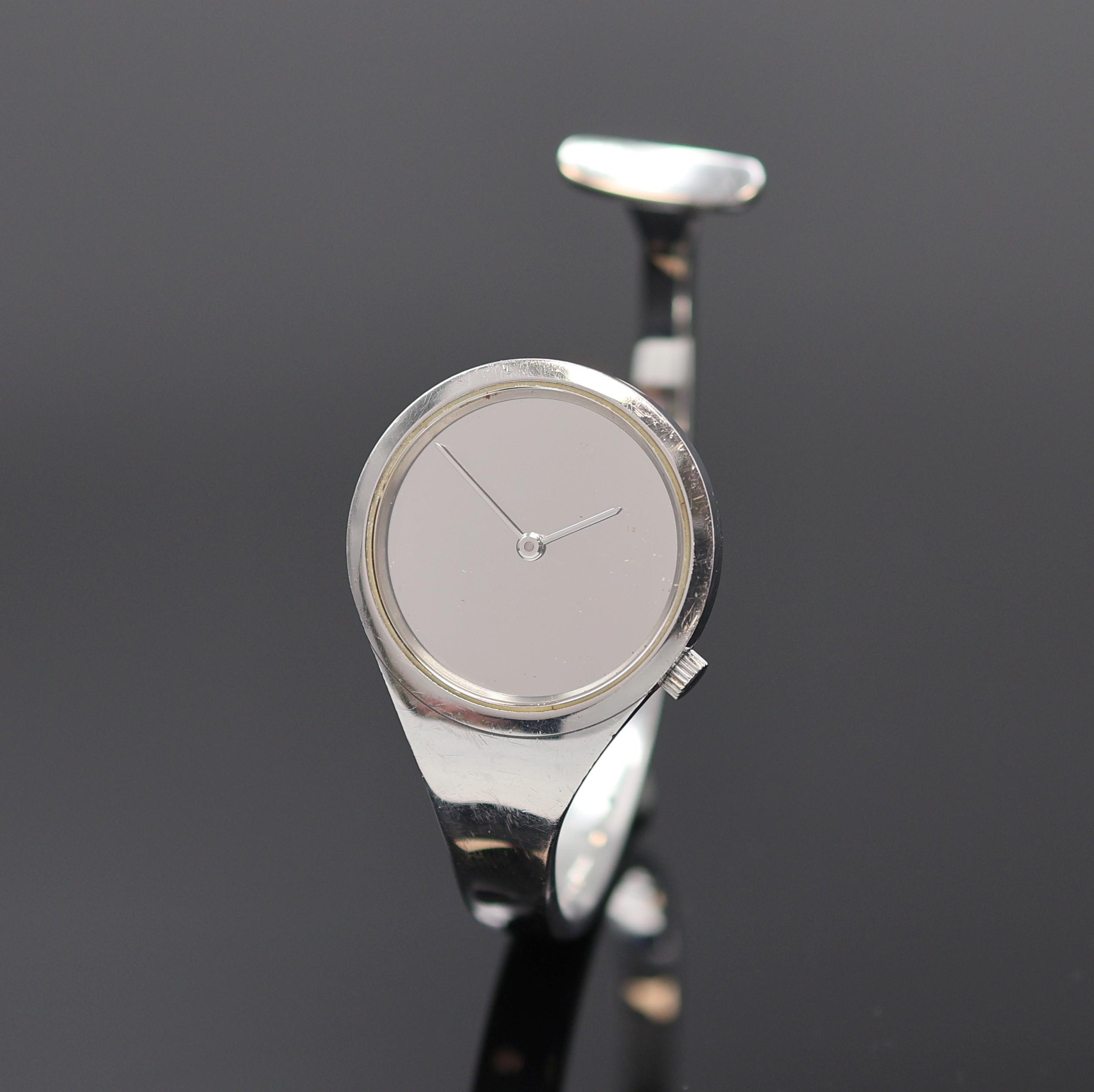 GEORG JENSEN Designerarmbanduhr, um 1970, quarz, Edelstahl, Model Nr. 336, flaches Design, verspiegeltes Zifferblatt, Entwurf v. Vivianna Torun ...
