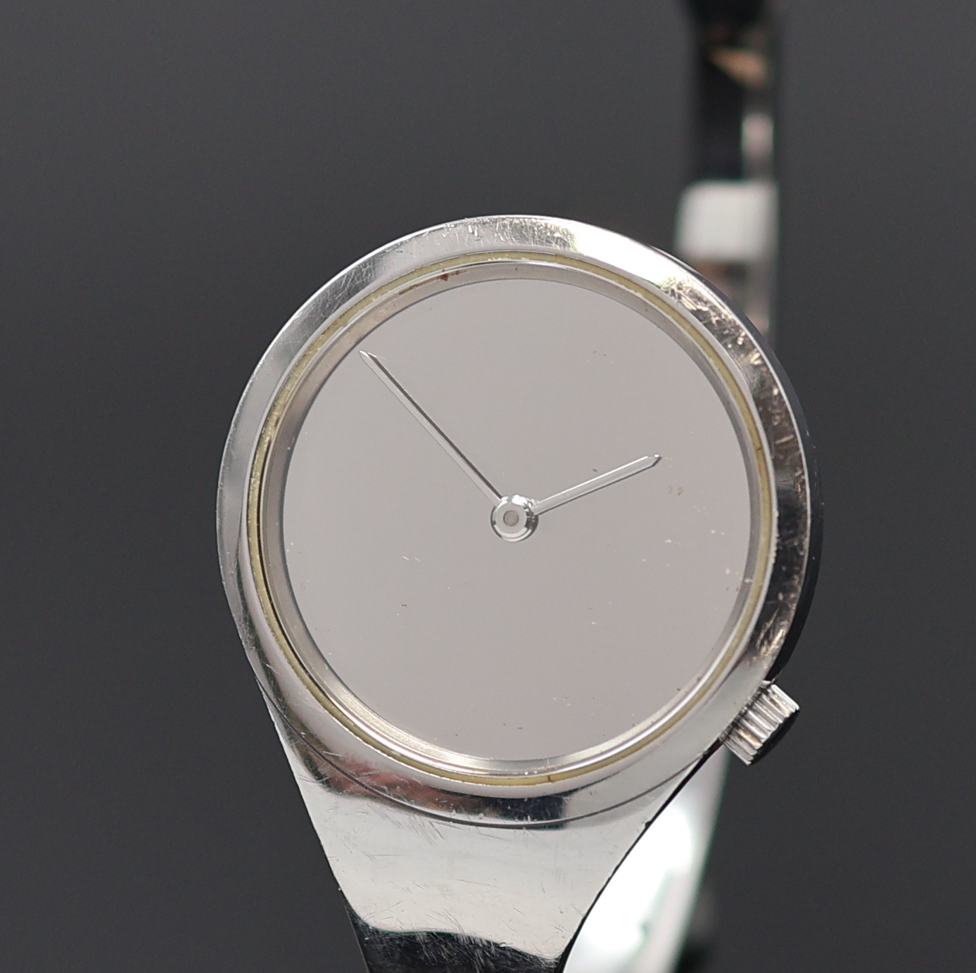 Detail a: GEORG JENSEN Designerarmbanduhr, um 1970, quarz, Edelstahl, Model Nr. 336, flaches Design, verspiegeltes Zifferblatt, Entwurf v. Vivianna Torun ...