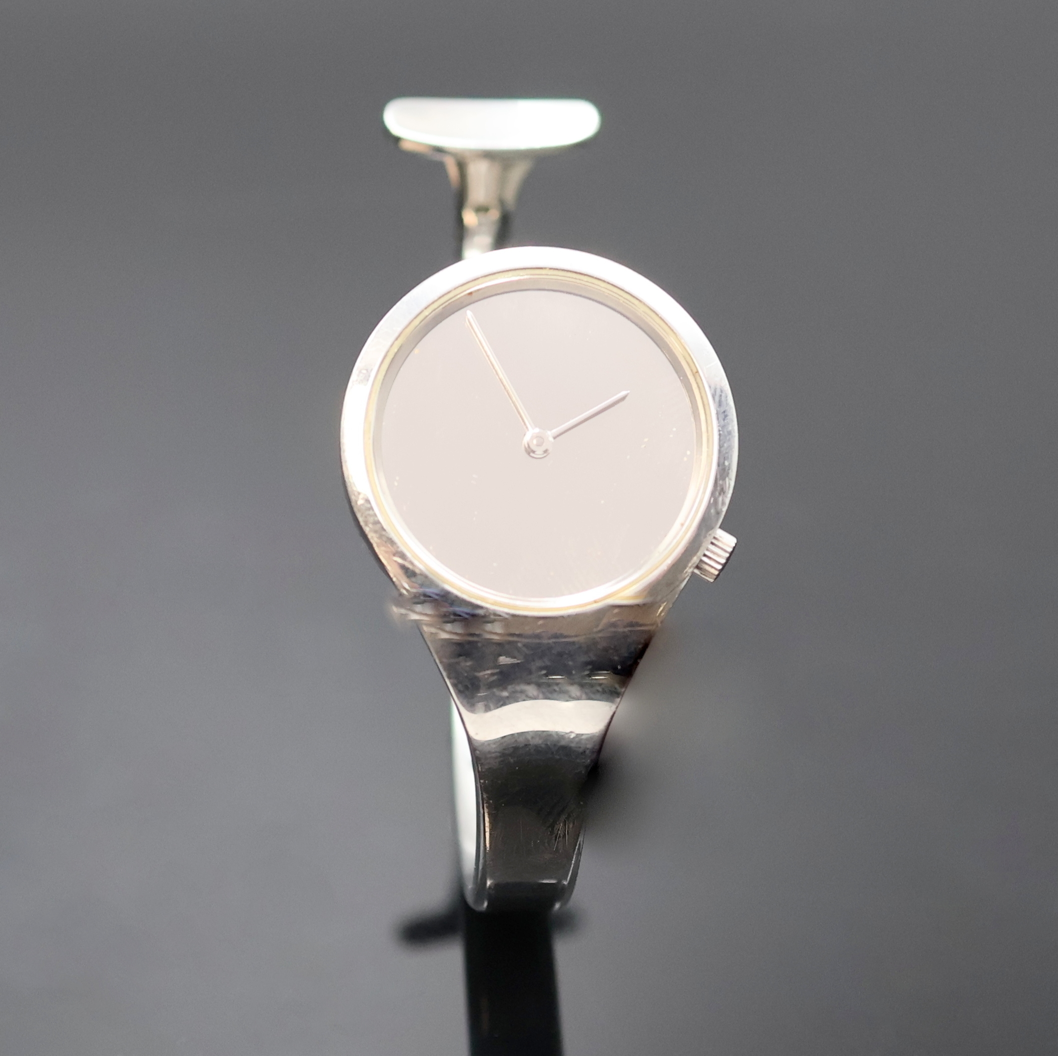 Detail b: GEORG JENSEN Designerarmbanduhr, um 1970, quarz, Edelstahl, Model Nr. 336, flaches Design, verspiegeltes Zifferblatt, Entwurf v. Vivianna Torun ...