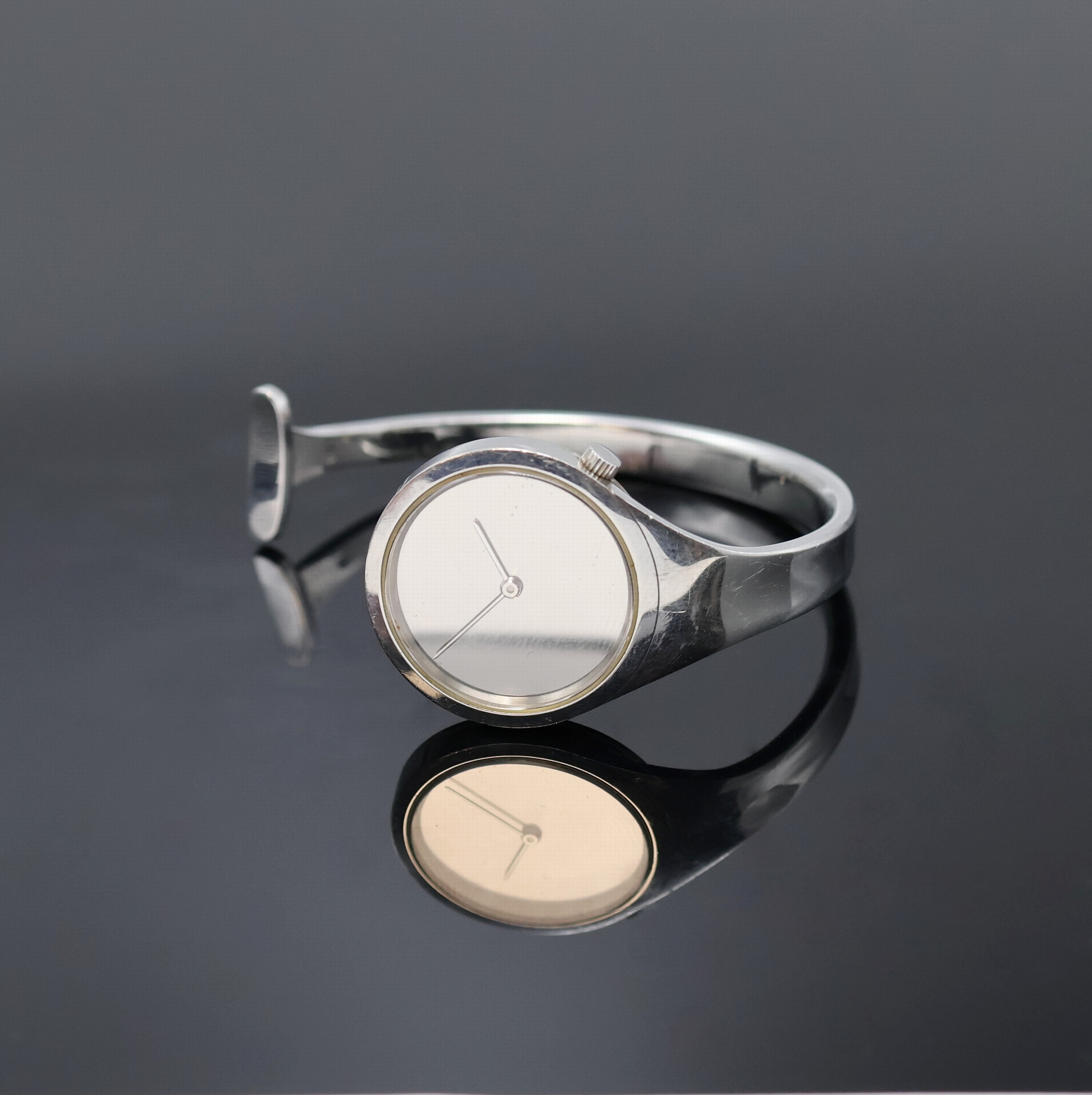 Detail c: GEORG JENSEN Designerarmbanduhr, um 1970, quarz, Edelstahl, Model Nr. 336, flaches Design, verspiegeltes Zifferblatt, Entwurf v. Vivianna Torun ...