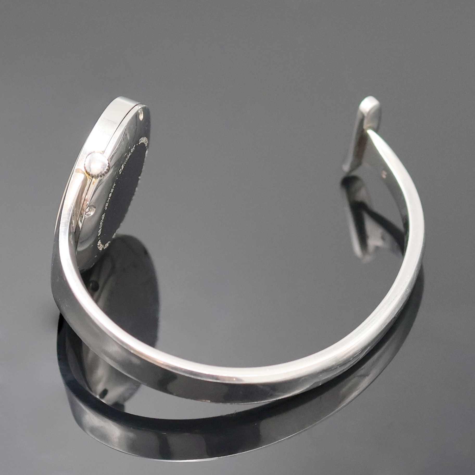 Detail d: GEORG JENSEN Designerarmbanduhr, um 1970, quarz, Edelstahl, Model Nr. 336, flaches Design, verspiegeltes Zifferblatt, Entwurf v. Vivianna Torun ...