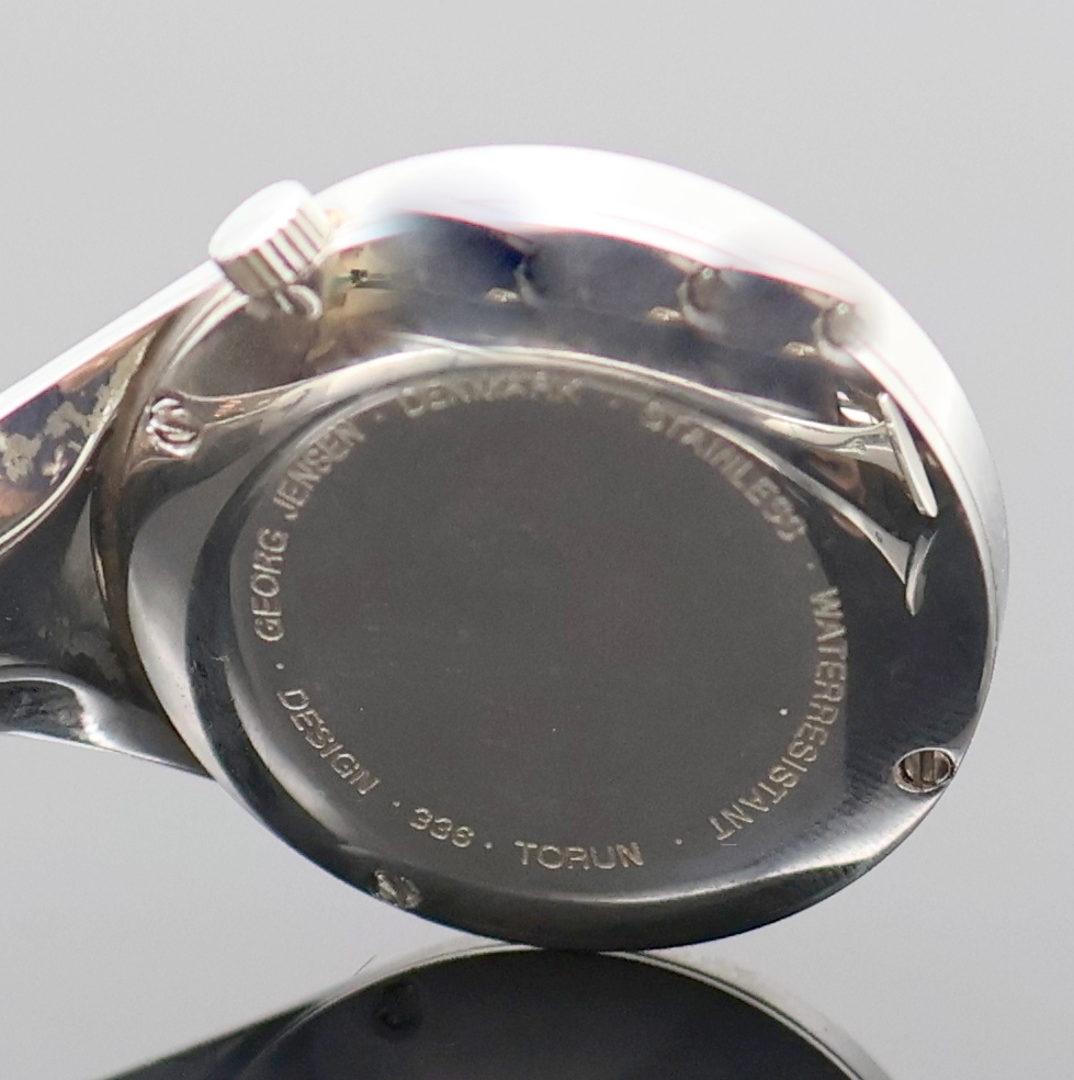 Detail e: GEORG JENSEN Designerarmbanduhr, um 1970, quarz, Edelstahl, Model Nr. 336, flaches Design, verspiegeltes Zifferblatt, Entwurf v. Vivianna Torun ...