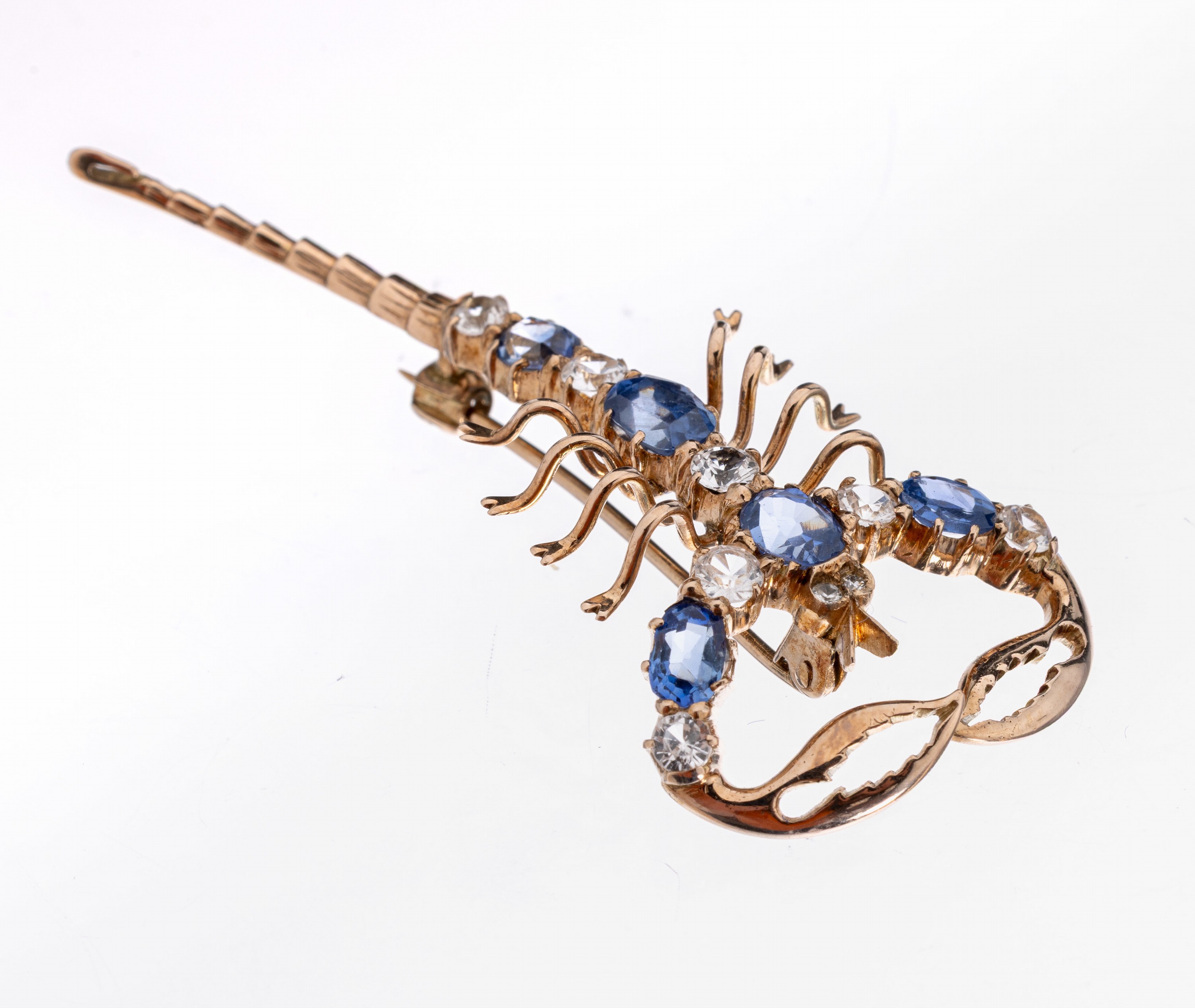 14 kt Gold Brosche "Skorpion", RG 585/000 gepr., plastische Darstellung, bes. mit weißenund blauen Strasssteinen, ca. 5.5 x 2.5 cm, ca. ...