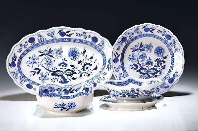 Image 26964018 - Tafelservice Hutschenreuther, Zwiebelmuster, für 12 Personen, 12 Menueteller, 12 ...