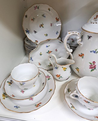 26964021a - Kaffeeservice für 12 Personen, Hutschenreuther, Dekor gestreute Blumen, ...