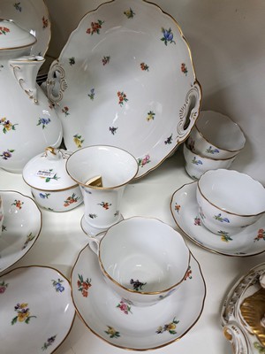 26964021d - Kaffeeservice für 12 Personen, Hutschenreuther, Dekor gestreute Blumen, ...