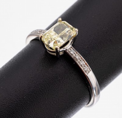 Image 26964074 - 18 kt Gold Diamant-Ring, WG 750/000, mittig Diamant im Princess-Cut ca. 1.05 ct ...