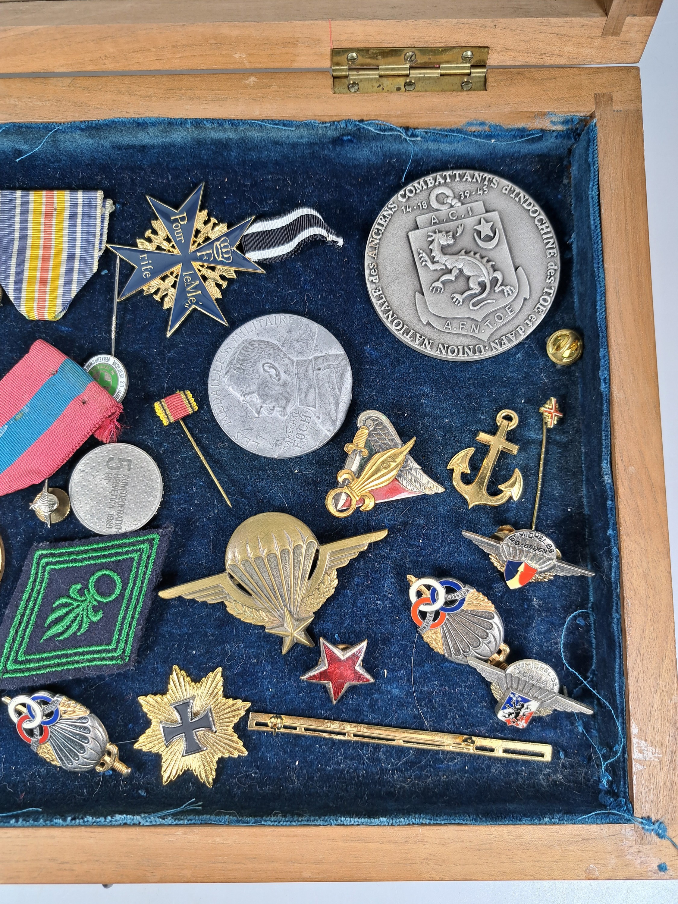 Detail e: Konvolut zur Legion Etrangere, französisch, 1940/50er-Jahre, sog. "Kepi blanc" der Fremdenlegion, l. beschmutzt, Band fehlt; ...