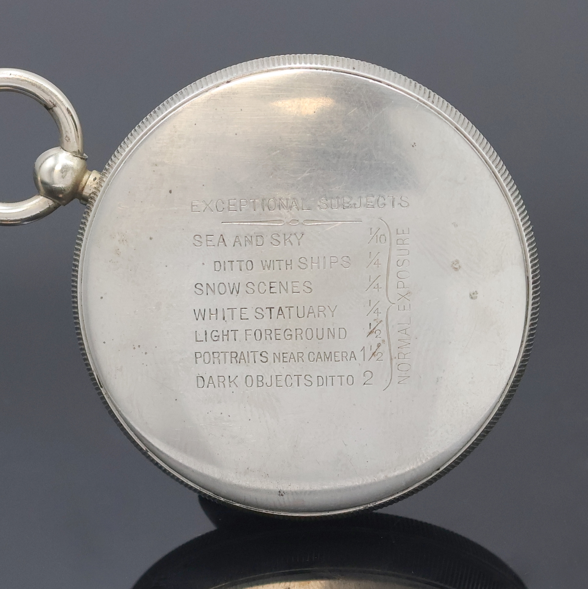 Detail b: Konvolut 2 Belichtungsmesser, 1.) Wynne´s "Infallible" Belichtungsmesser England für den deutschen Markt um 1900, offenes Nickelgeh., ...