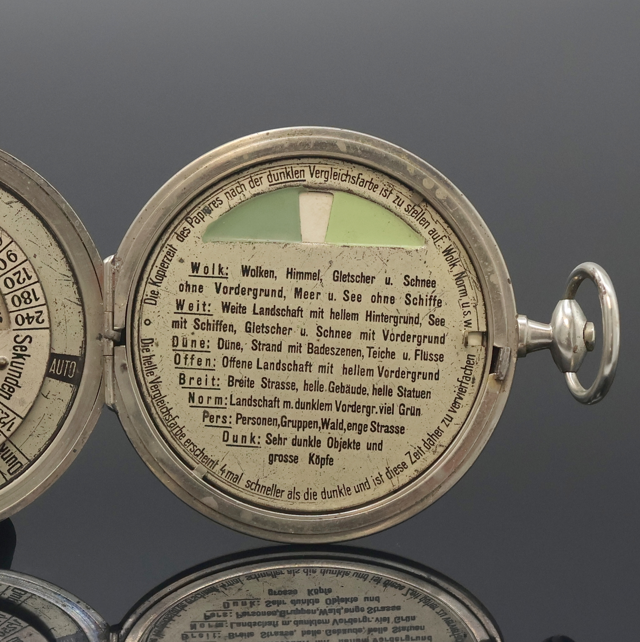 Detail d: Konvolut 2 Belichtungsmesser, 1.) Wynne´s "Infallible" Belichtungsmesser England für den deutschen Markt um 1900, offenes Nickelgeh., ...