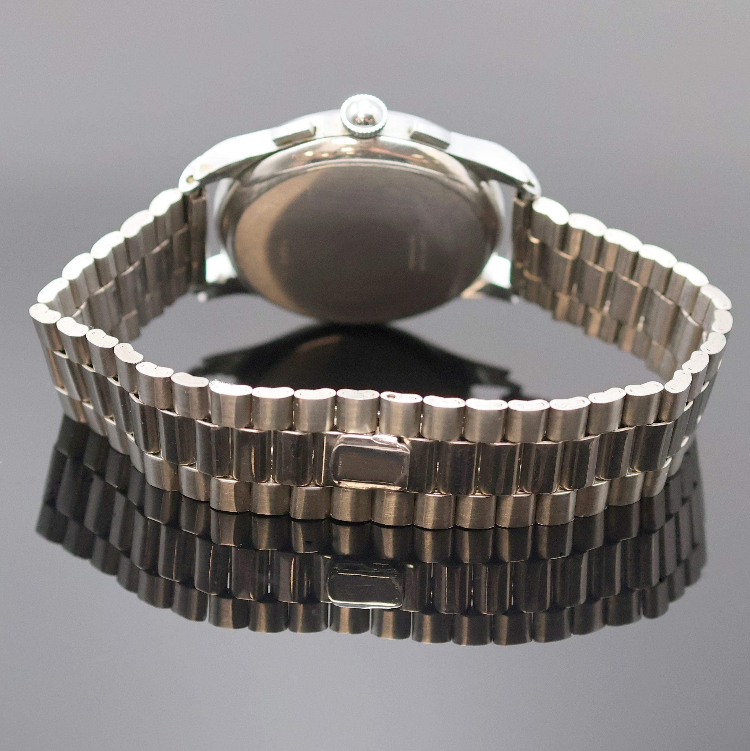 Detail b: SILVER WATCH / CHRONOGRAPHE SUISSE Armbandchronograph, Handaufzug, Schweiz um 1950, verchr. Geh., Edelstahlboden und Glasrand aufgedr., neutr. ...