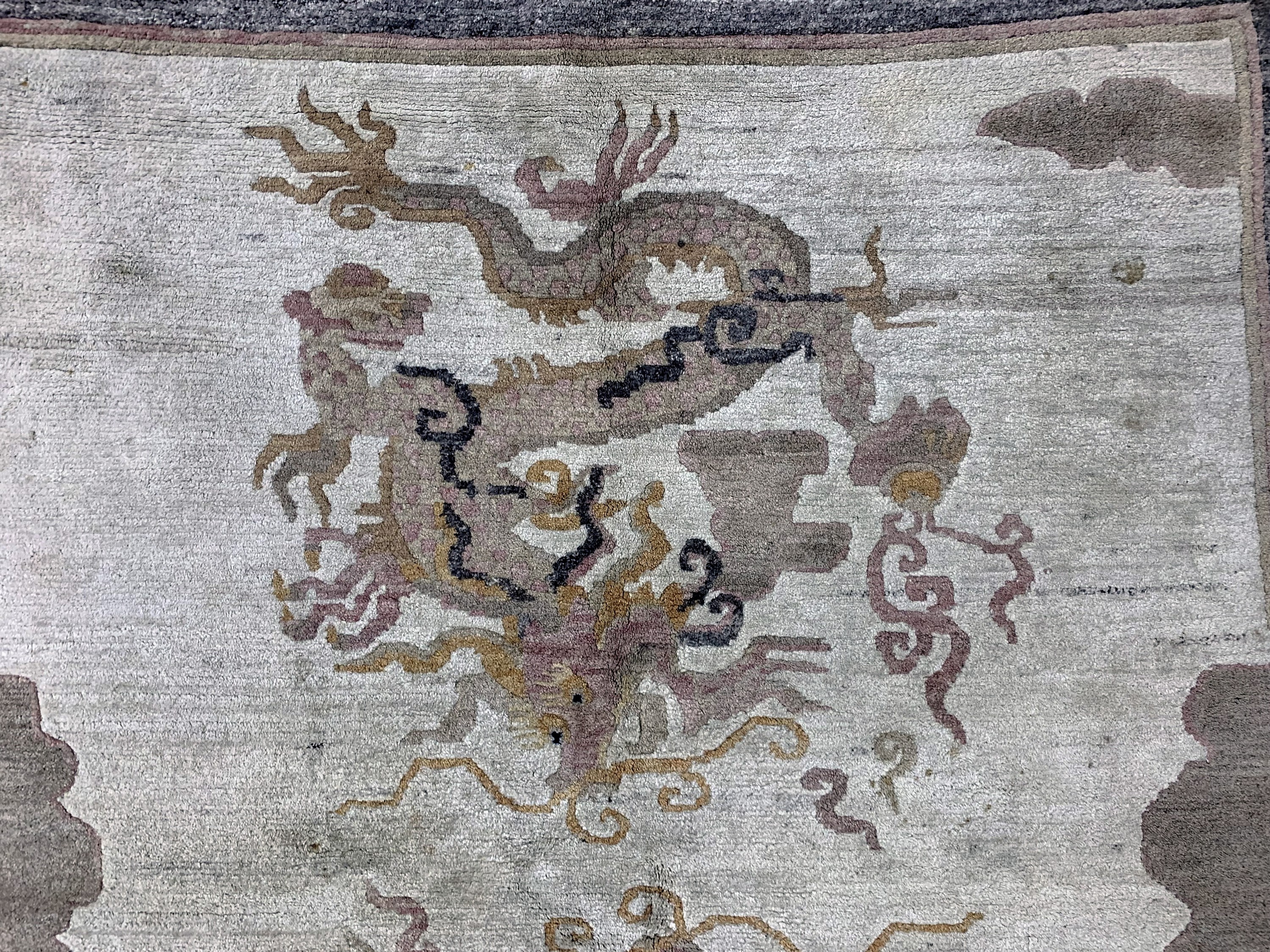 Detail b: "Drachen-Teppich", Mongolei, Mitte 20.Jhd, Wolle auf Baumwolle, ca. 198 x 150 cm, Reinigungsbedürftig, EHZ: 2