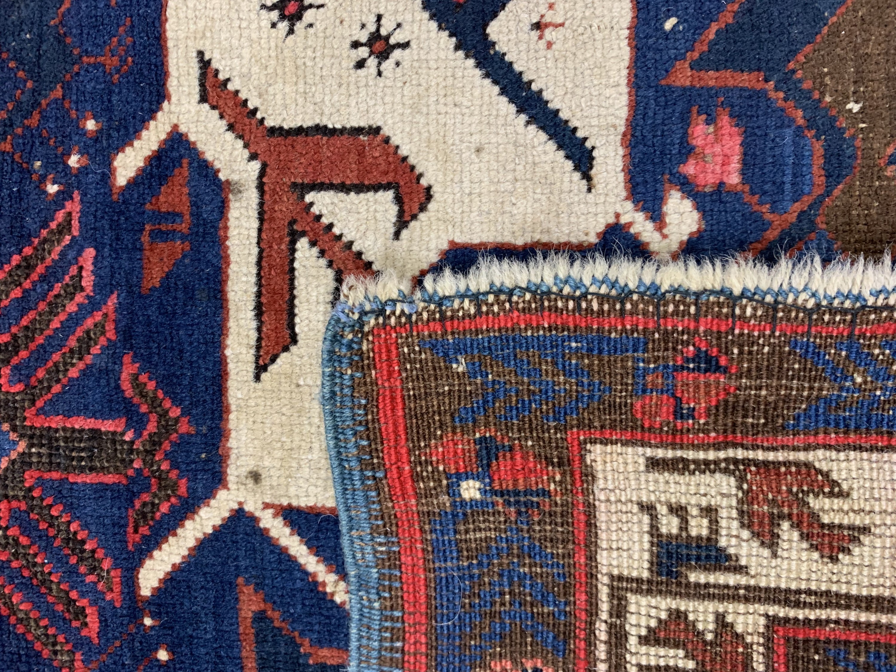 Detail e: Schirwan antik, Kaukasus, 19.Jhd, Wolle aufWolle, ca. 165 x 115 cm, EHZ: 3(kleine restaurierungen).