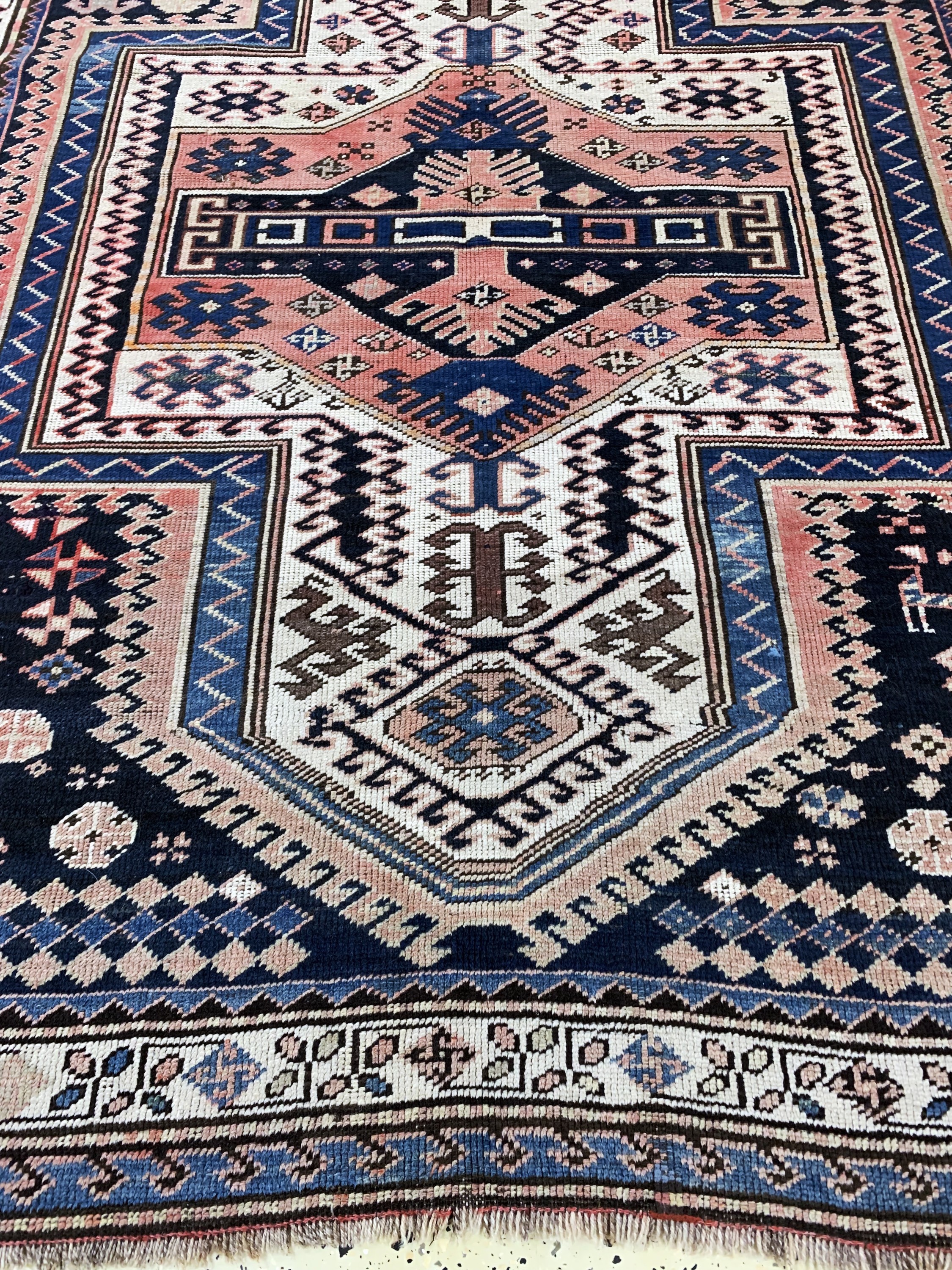 Detail c: "Sewan"Kazak antik, Kaukasus, datiert 1323(1903), Wolle auf Wolle, ca. 200 x 165 cm,EHZ: 2-3(geflickte Stellen).