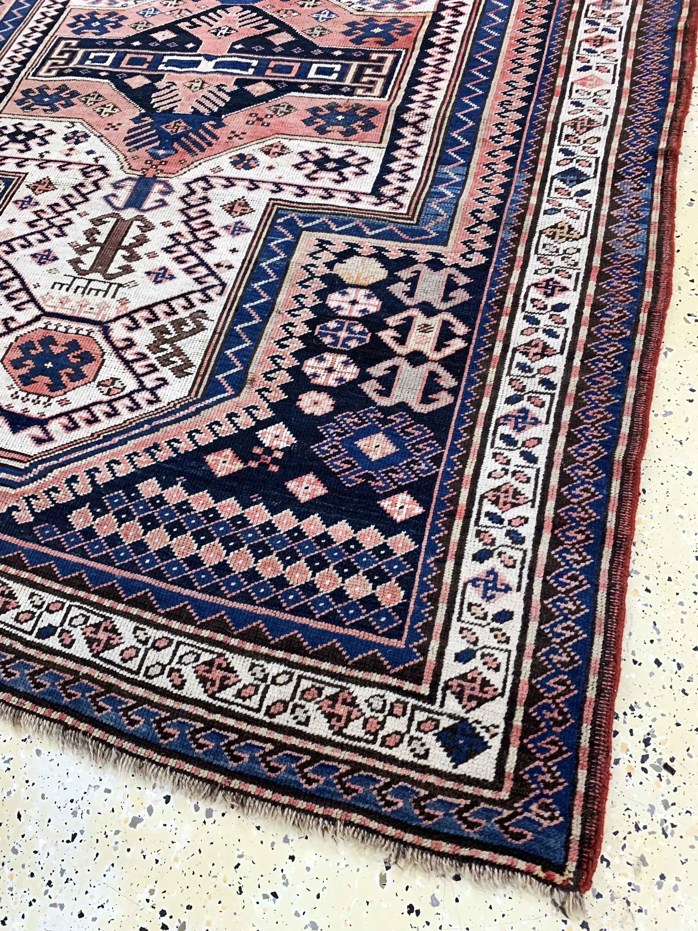 Detail d: "Sewan"Kazak antik, Kaukasus, datiert 1323(1903), Wolle auf Wolle, ca. 200 x 165 cm,EHZ: 2-3(geflickte Stellen).