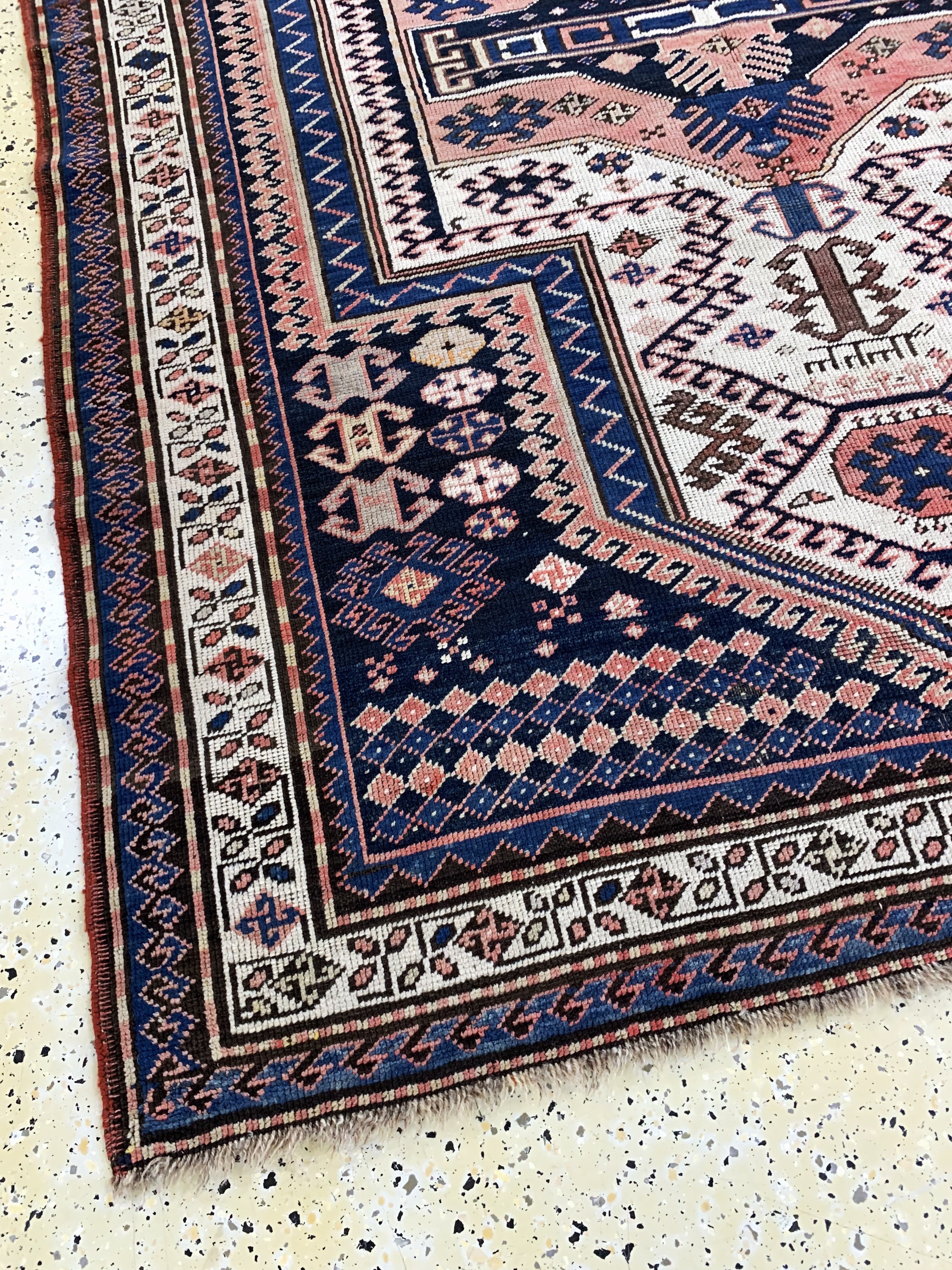 Detail e: "Sewan"Kazak antik, Kaukasus, datiert 1323(1903), Wolle auf Wolle, ca. 200 x 165 cm,EHZ: 2-3(geflickte Stellen).