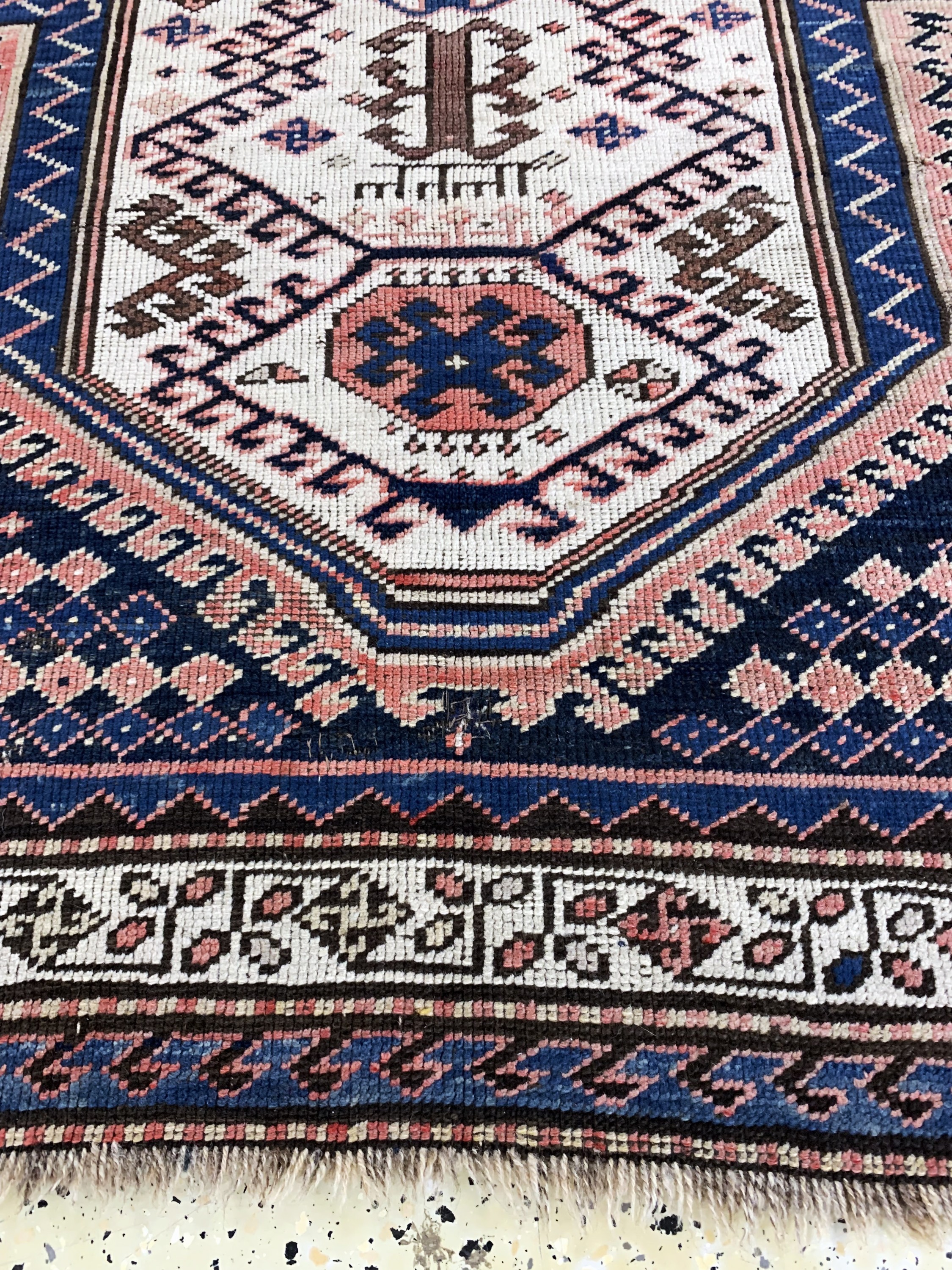 Detail f: "Sewan"Kazak antik, Kaukasus, datiert 1323(1903), Wolle auf Wolle, ca. 200 x 165 cm,EHZ: 2-3(geflickte Stellen).