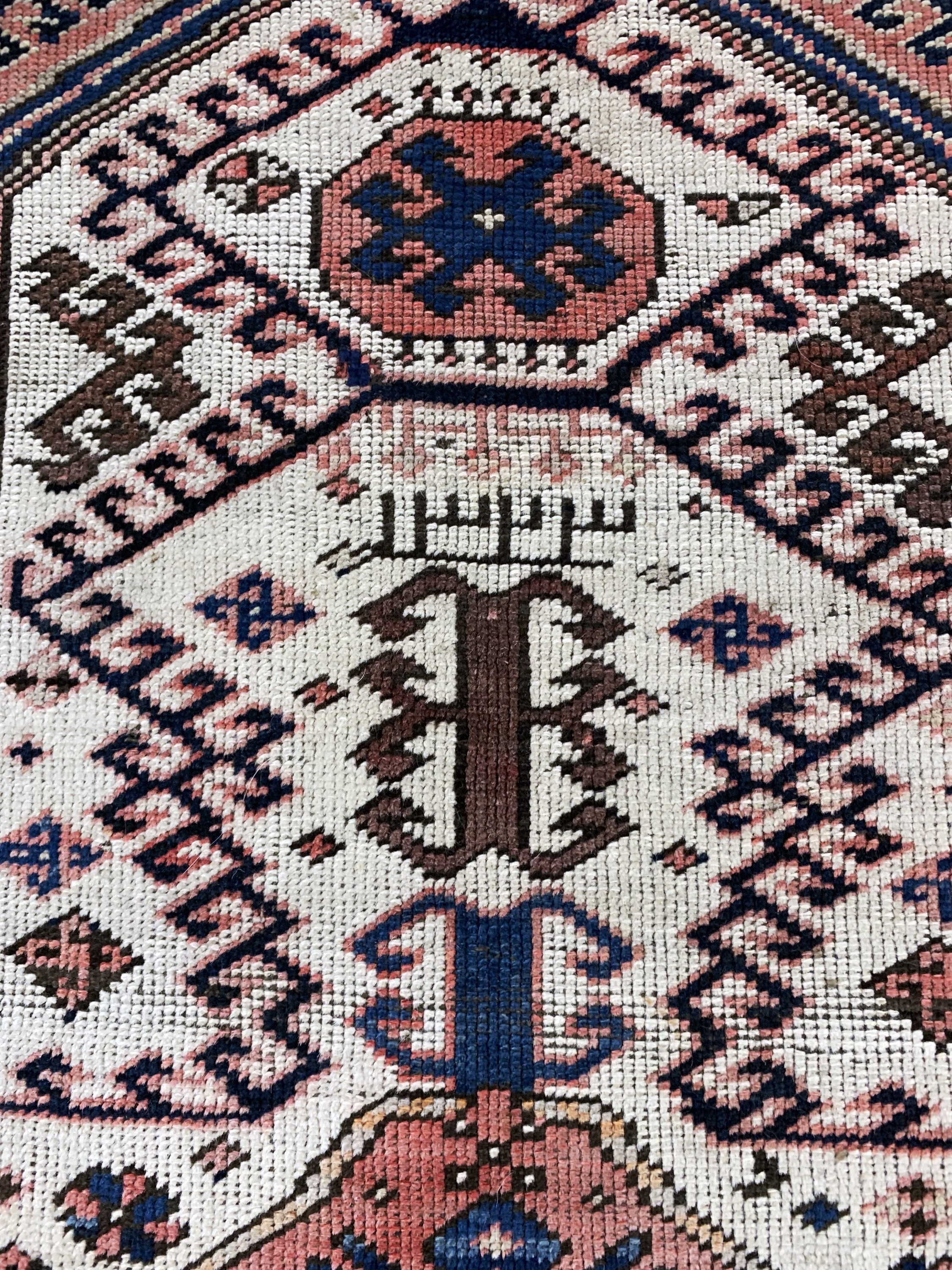 Detail g: "Sewan"Kazak antik, Kaukasus, datiert 1323(1903), Wolle auf Wolle, ca. 200 x 165 cm,EHZ: 2-3(geflickte Stellen).