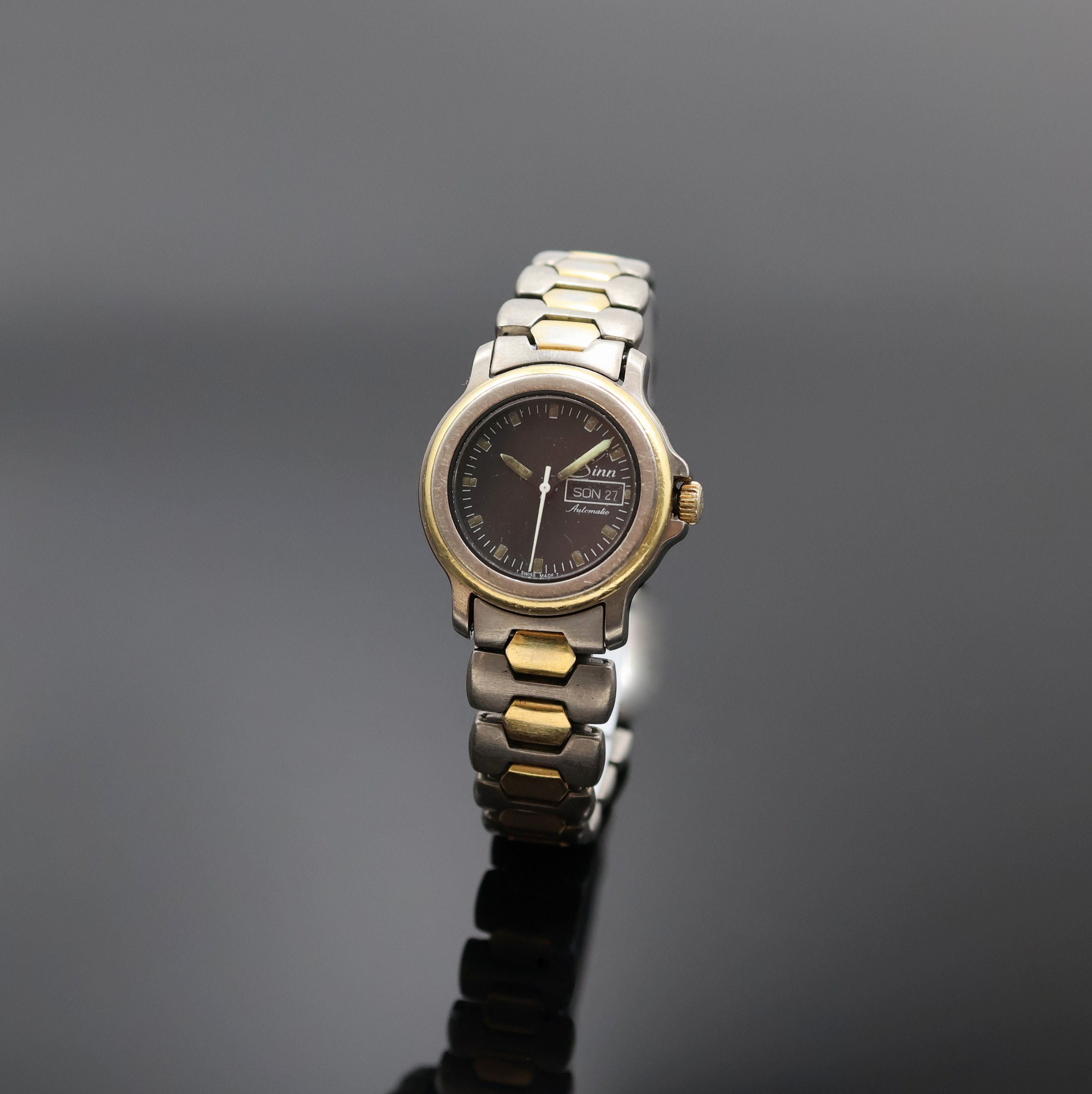 SINN Damenarmbanduhr, Automatik, Schweiz um 1990, Titan/Gold kombiniert inkl. z. T. verg. Gliederband m. Faltschl., beids. vergl., Boden und Krone ...