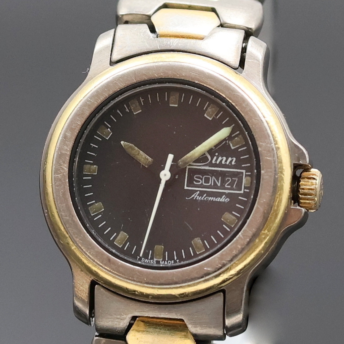 Detail a: SINN Damenarmbanduhr, Automatik, Schweiz um 1990, Titan/Gold kombiniert inkl. z. T. verg. Gliederband m. Faltschl., beids. vergl., Boden und Krone ...