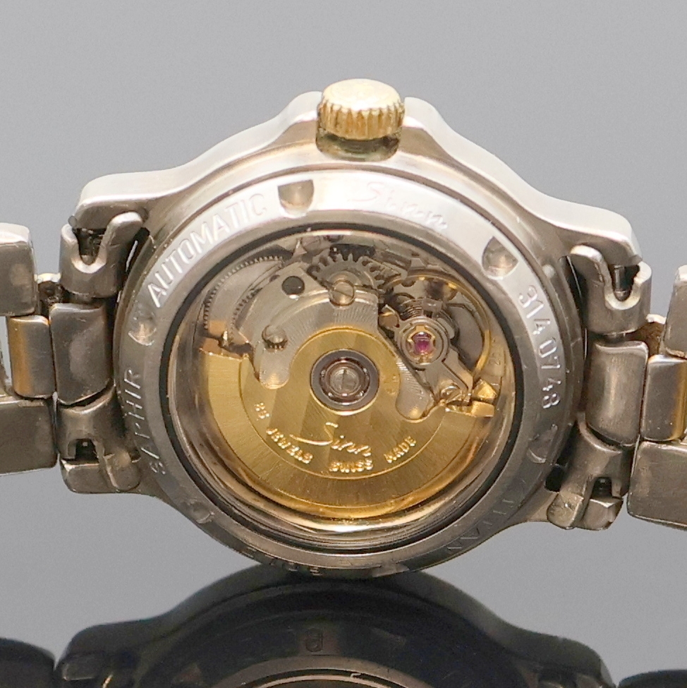 Detail d: SINN Damenarmbanduhr, Automatik, Schweiz um 1990, Titan/Gold kombiniert inkl. z. T. verg. Gliederband m. Faltschl., beids. vergl., Boden und Krone ...