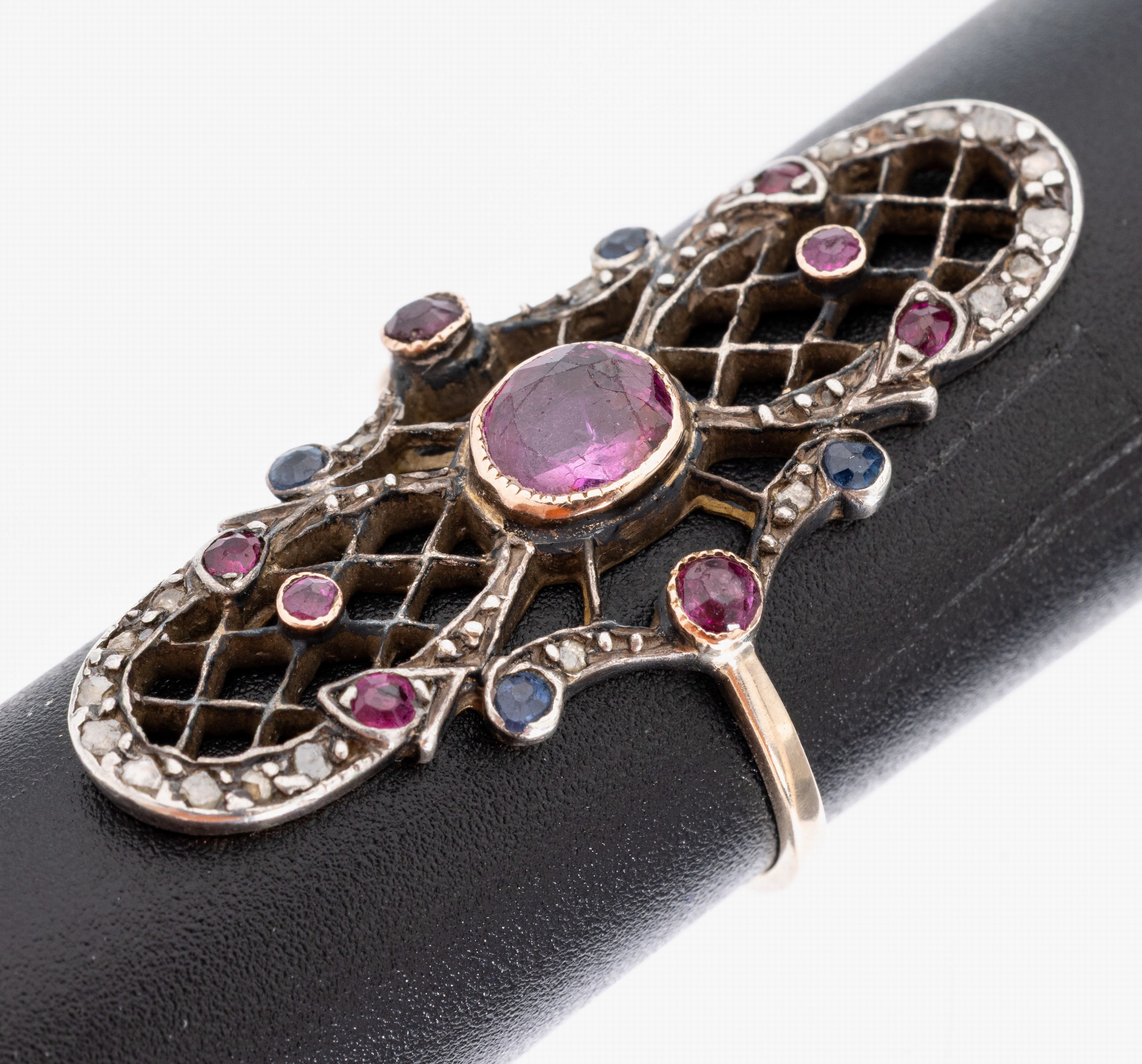 14 kt Gold Rubin-Saphir-Diamant-Ring, GG 585/000 gepr., länglich durchbrochen gearbeiteter Ringkopf schauseitig Silber, 1 ovalfacett. Rubin und 8 ...