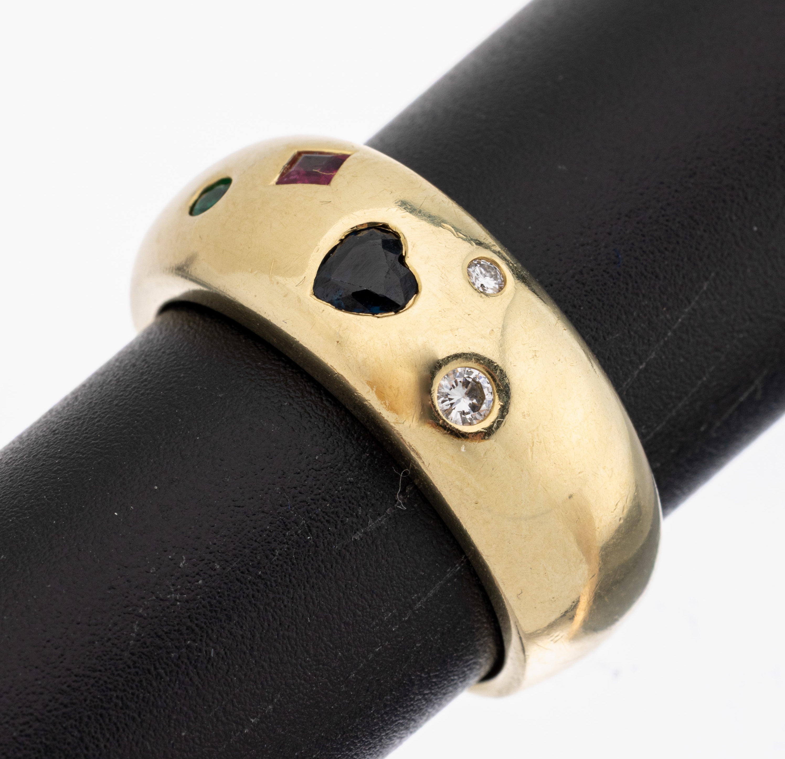 14 kt Gold Farbstein-Brillant-Ring, GG 585/000, 1 facett. Saphir-Herz, 1 Rubin-Carreeund 1 rundfacett. Smaragd zus. ca. 0.20 ct, 3 Brillanten zus. ...